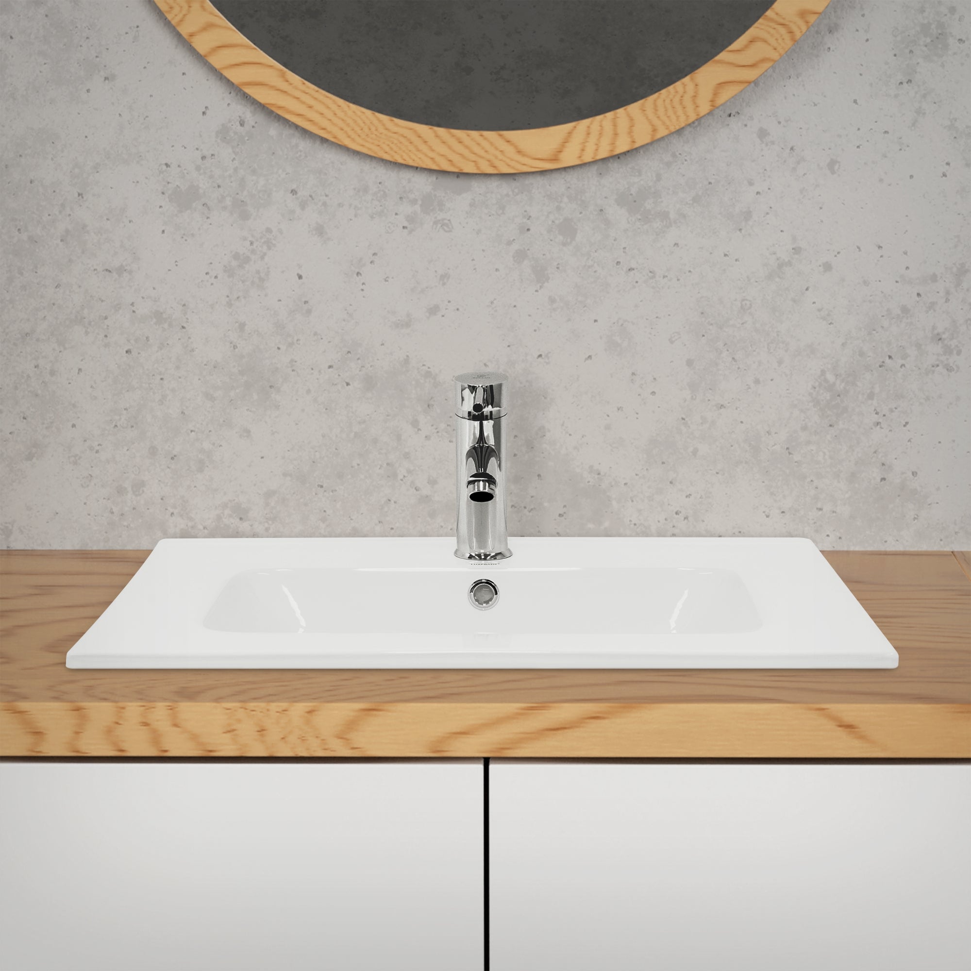 Wastafel op houten ondergrond met moderne kraan en ronde wandspiegel.