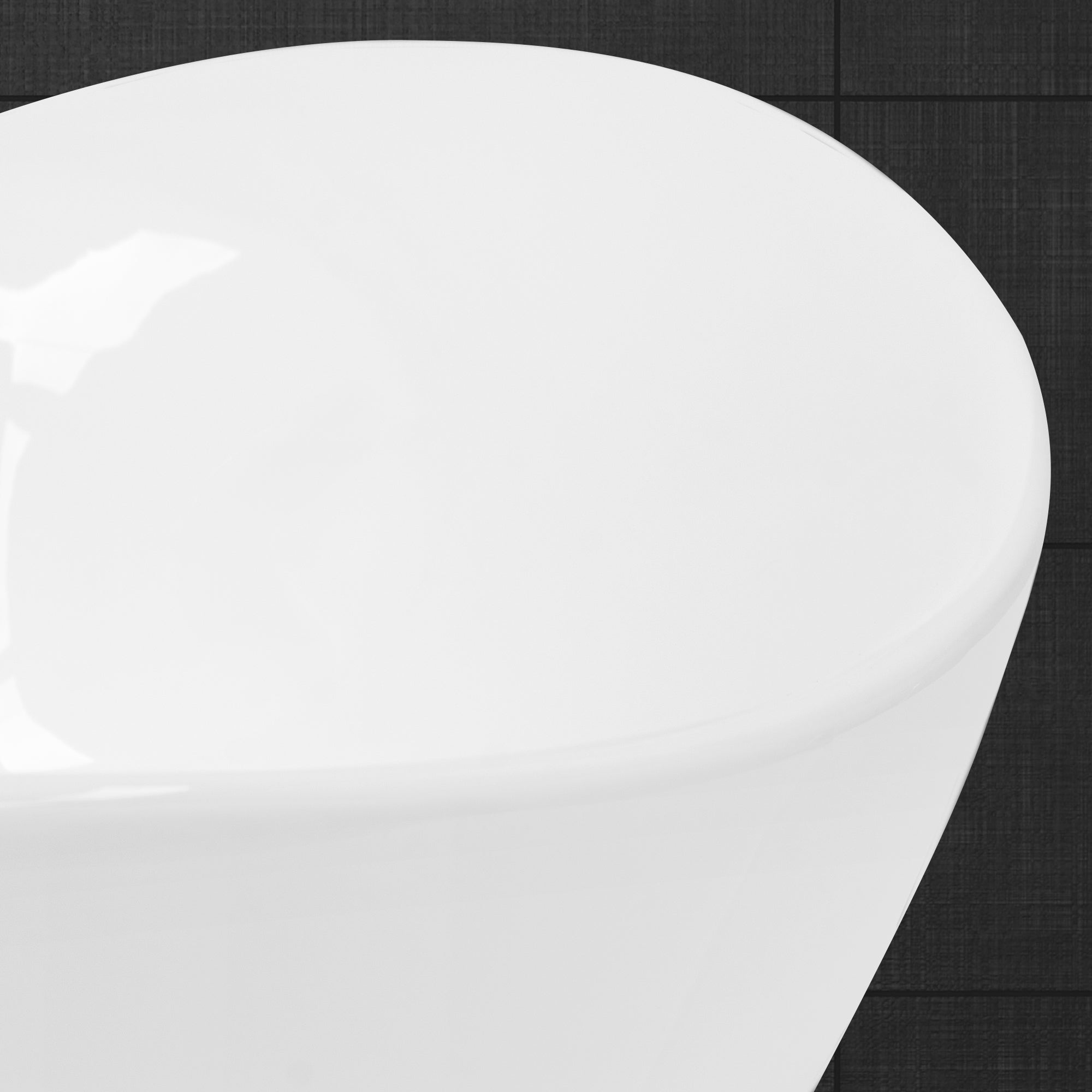 Nærbillede af toppen af et hvidt urinal.