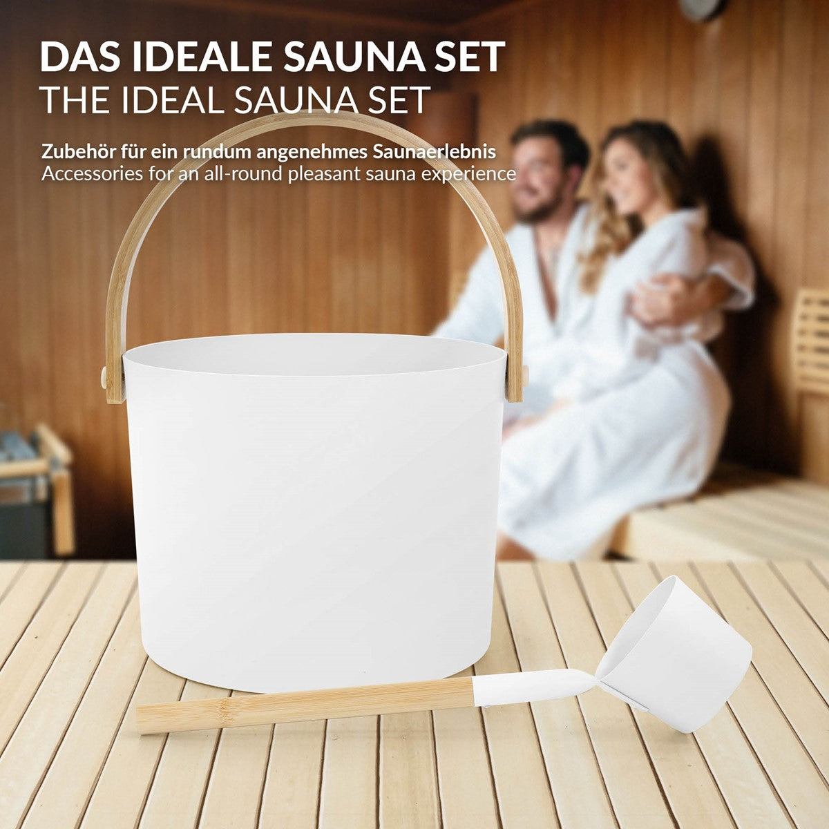 Ein weißer Eimer und eine Schöpfkelle auf einer Holzbank in einer Sauna.