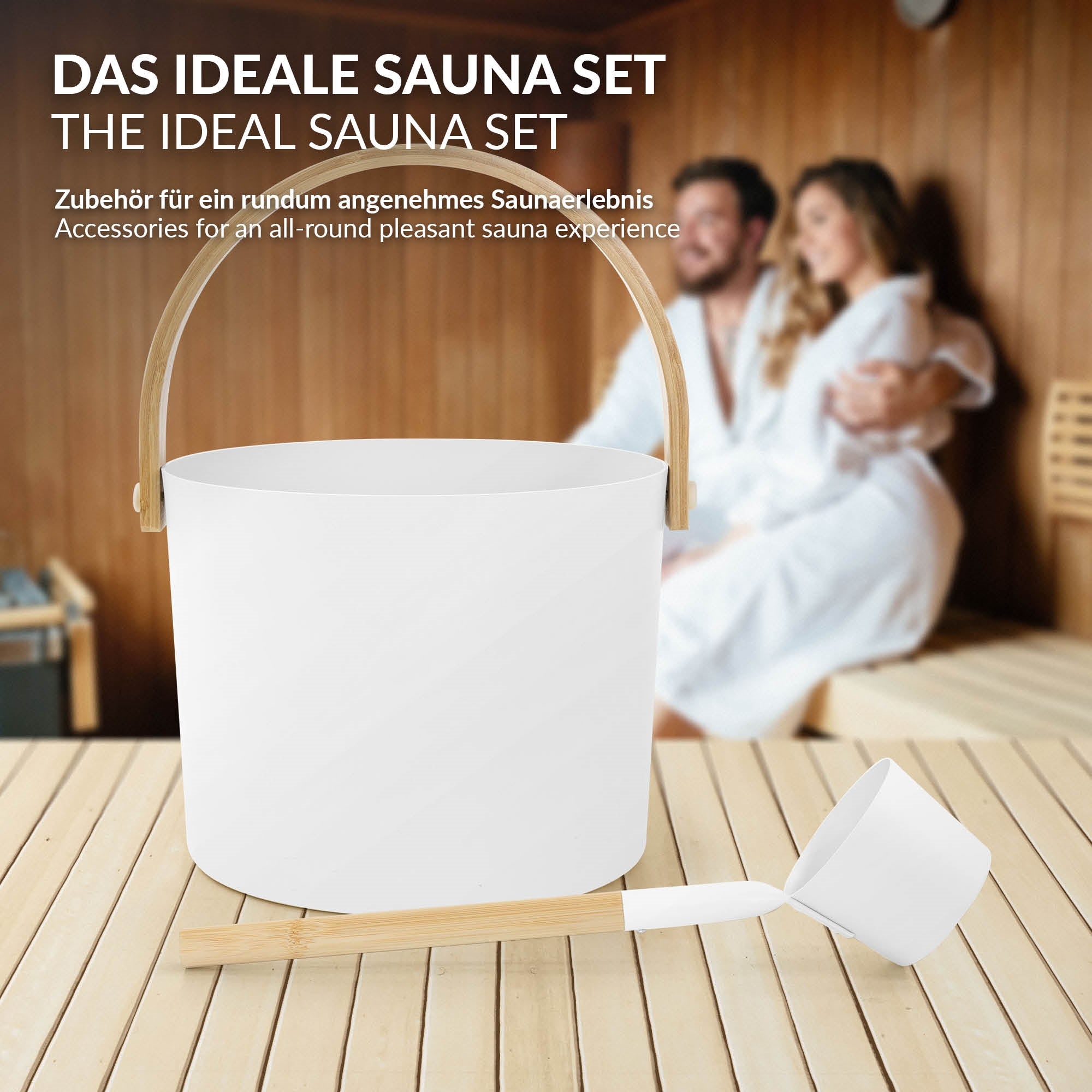 Un secchio bianco e un mestolo su una panca di legno in una sauna.