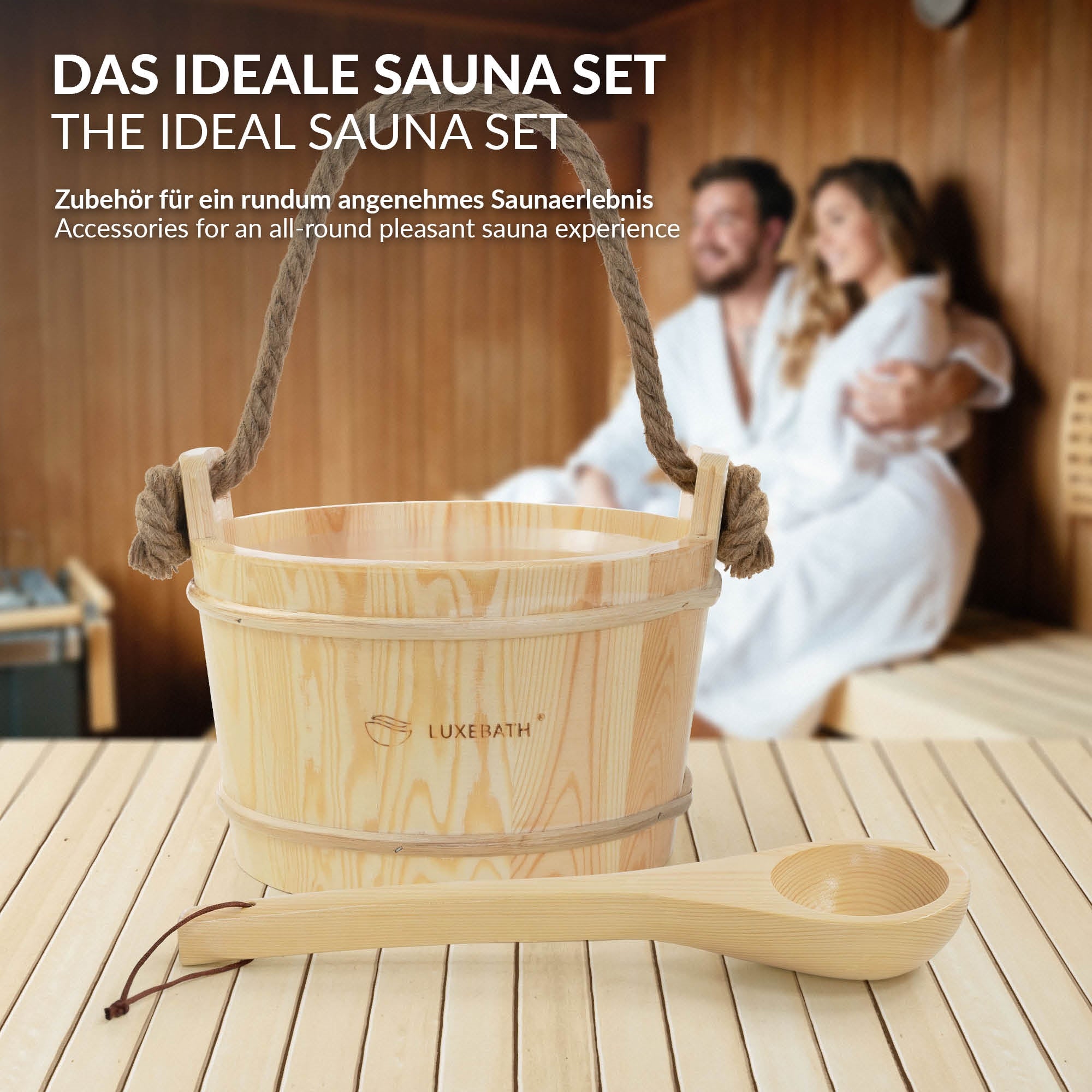 Holzsaunakübel mit Seilgriff und Holzlöffel in einer Sauna.