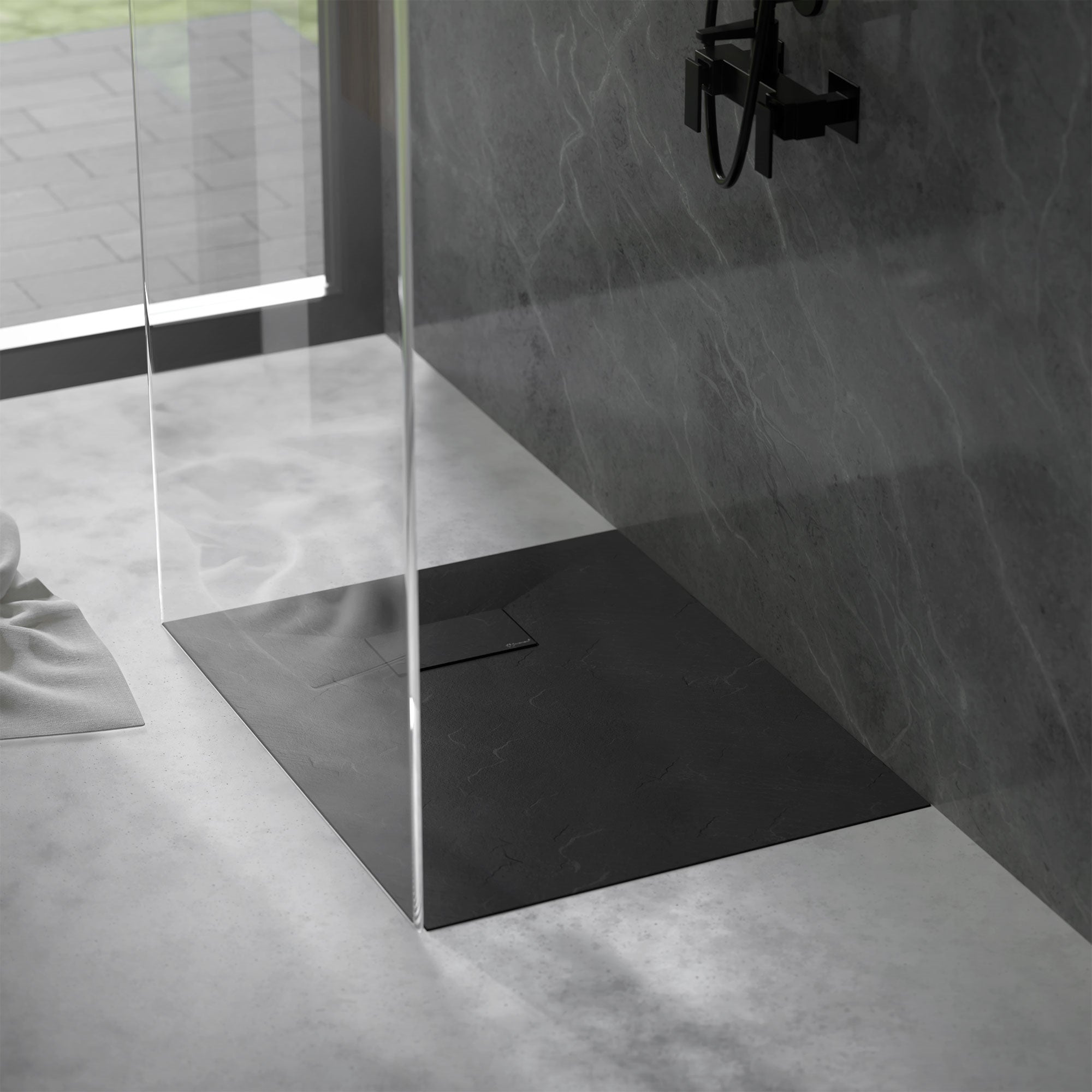Duschwanne in einem modernen Badezimmer mit Glaswand.