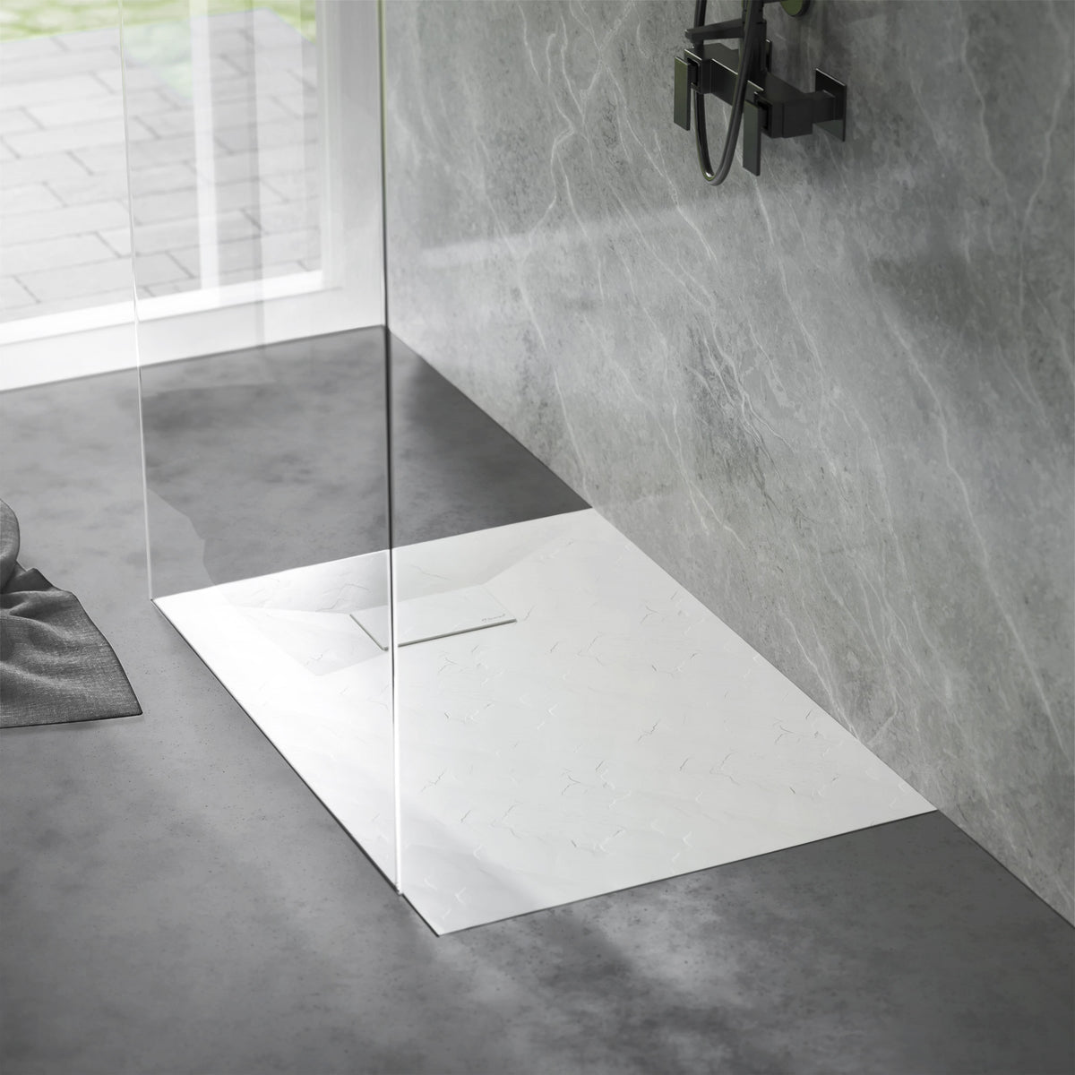 Espace douche avec receveur de douche antidérapant et paroi de douche en verre.