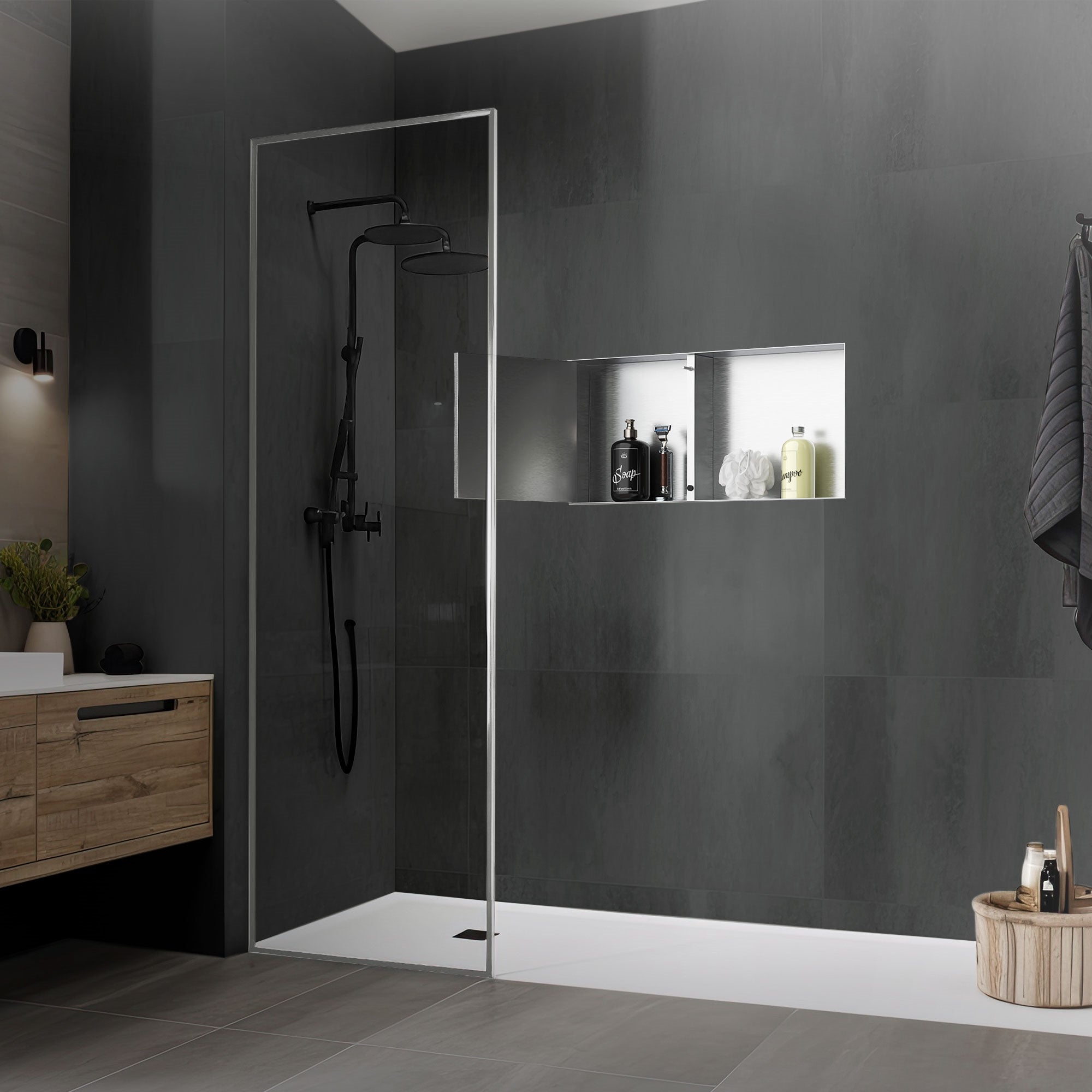 Badezimmer mit Dusche und Edelstahl-Wandnische in der Wand.