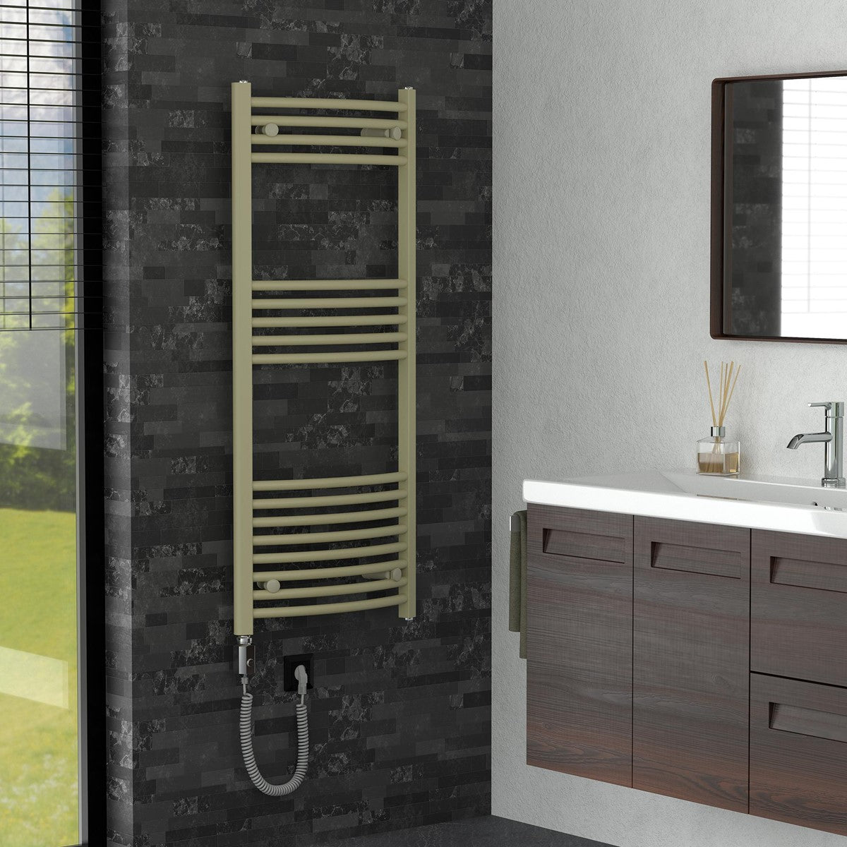 Beige Handtuchwärmer in einem modernen Badezimmer.