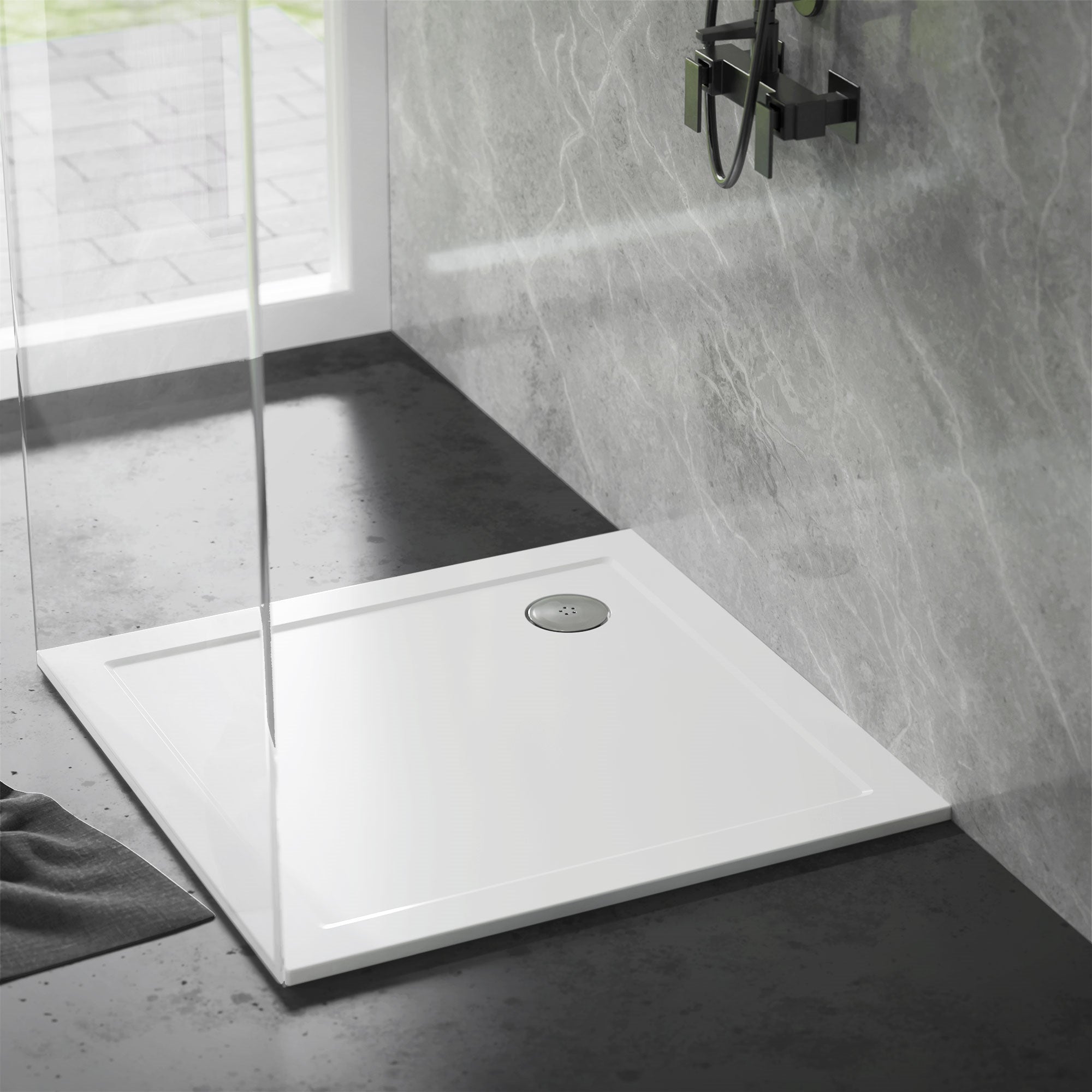 Weiße Duschwanne in einem modernen Badezimmer mit grauen Wänden.