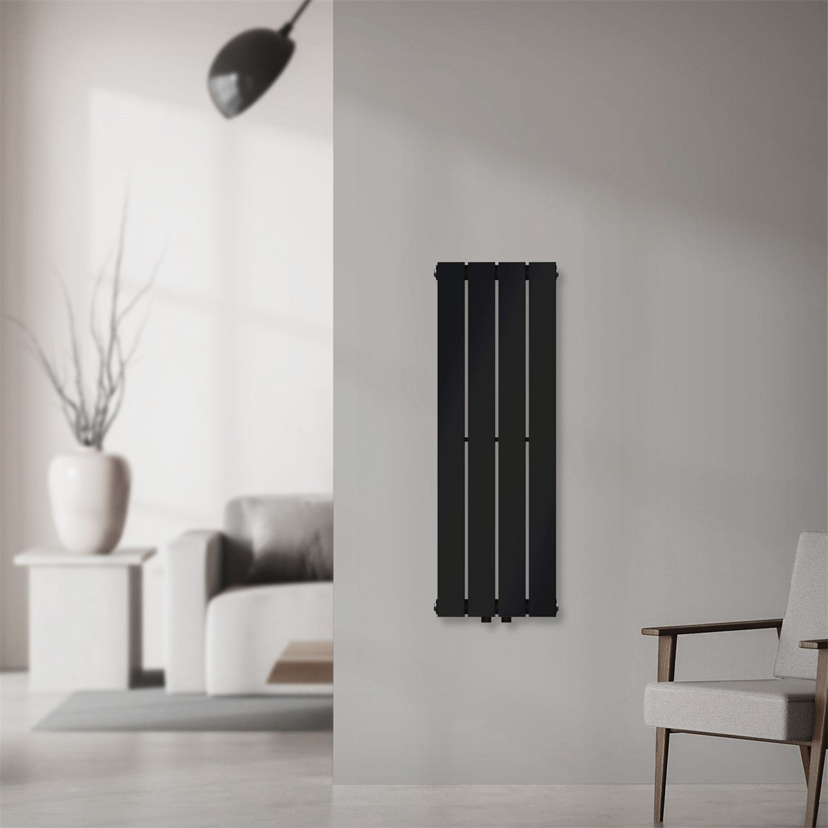 Černý topný panel na stěně v moderní místnosti.