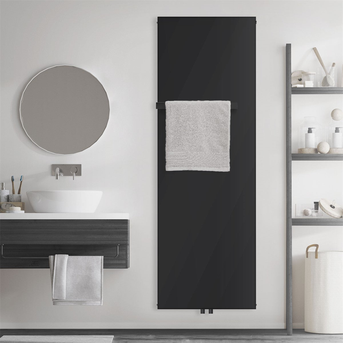 Zwarte radiator met een handdoek aan een lichte muur.