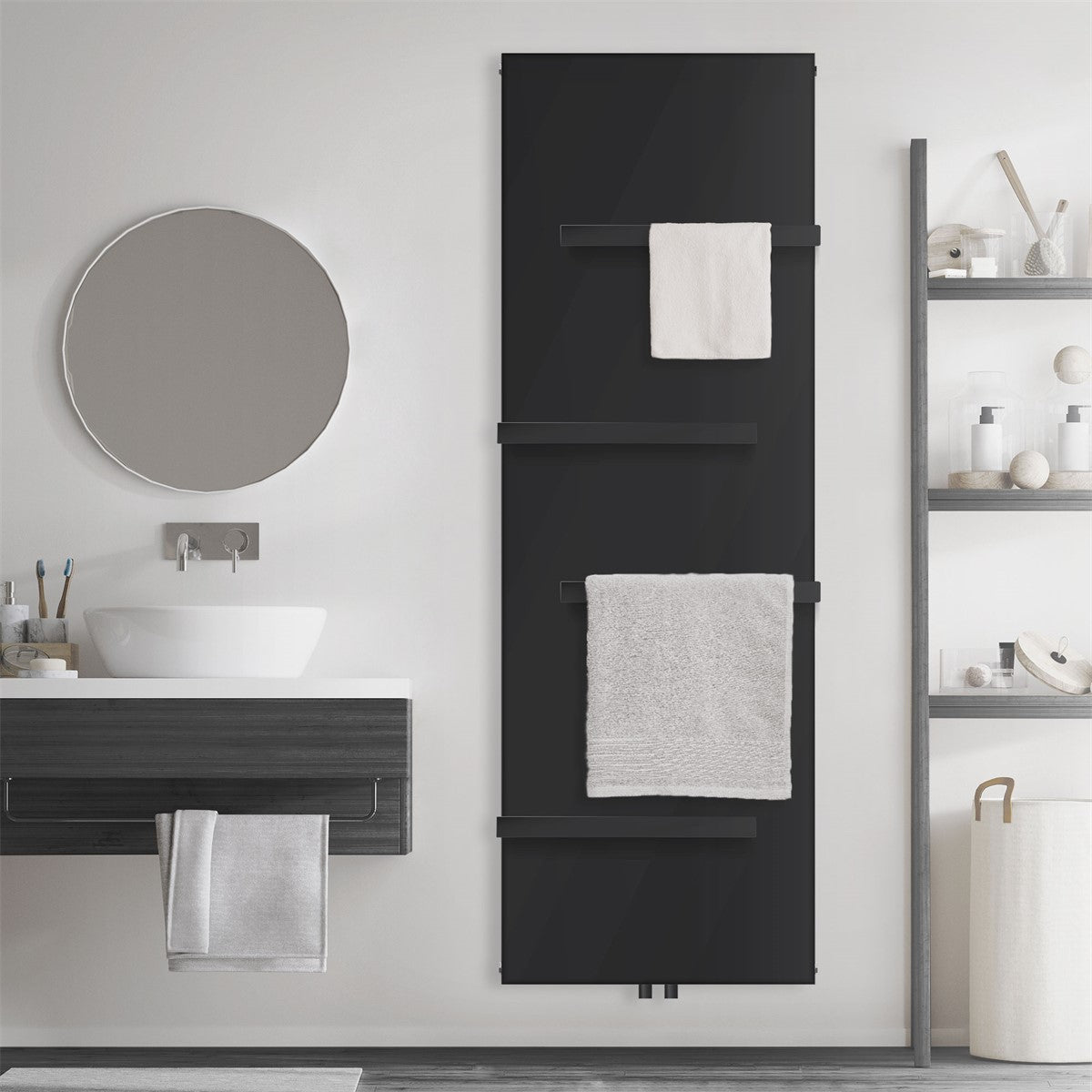 Radiator negru cu prosoape într-o baie modernă.