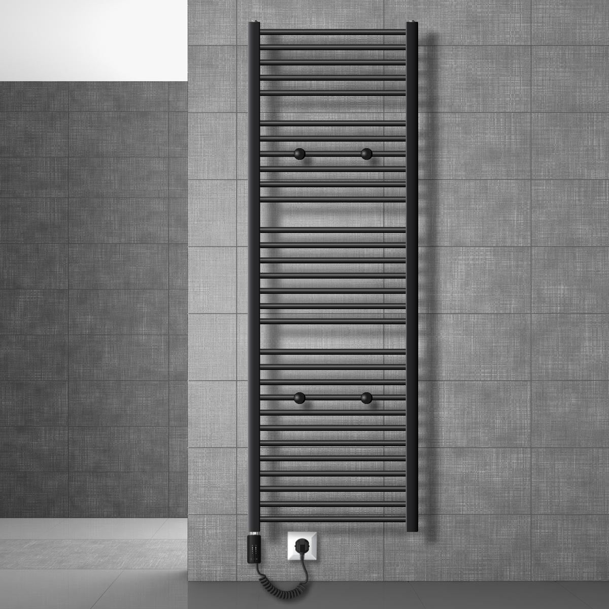 Schwarzer Handtuchwärmer an grauer Wand mit Steckdose.