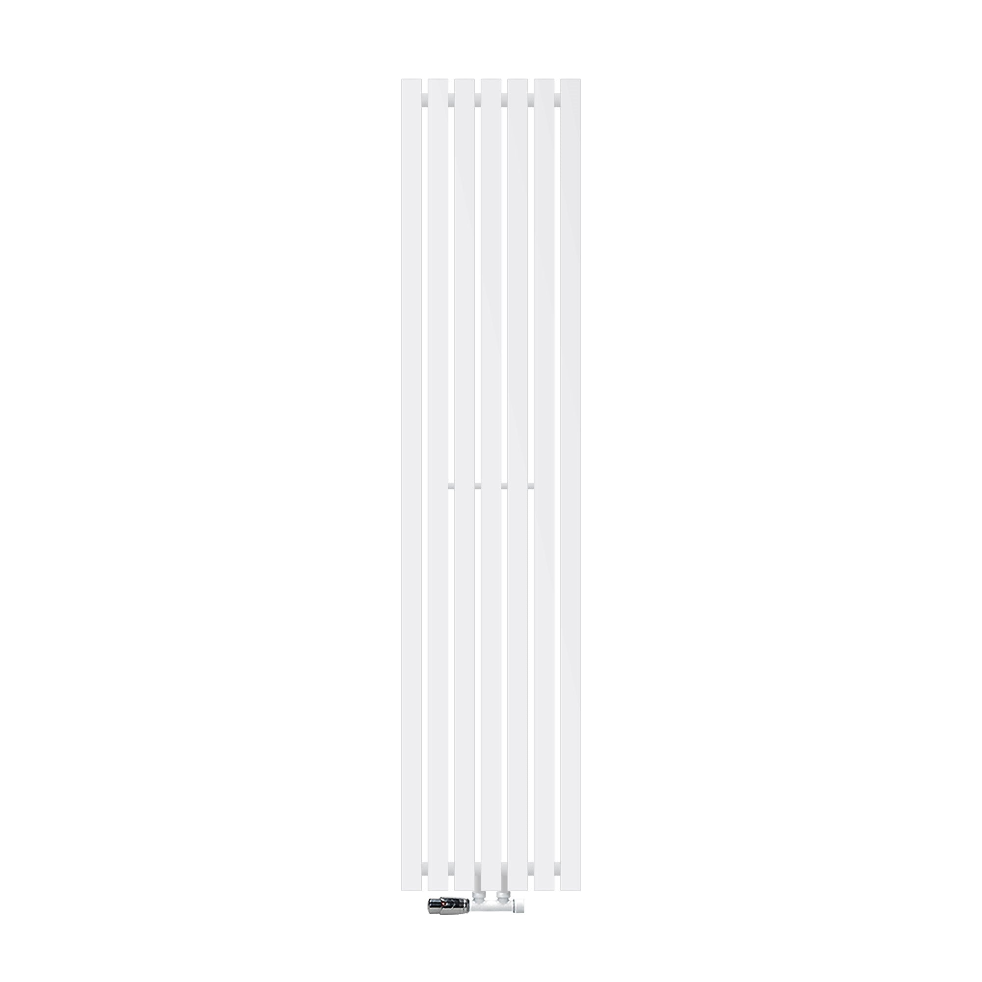 Hvid radiator med vertikale lameller på hvid baggrund.