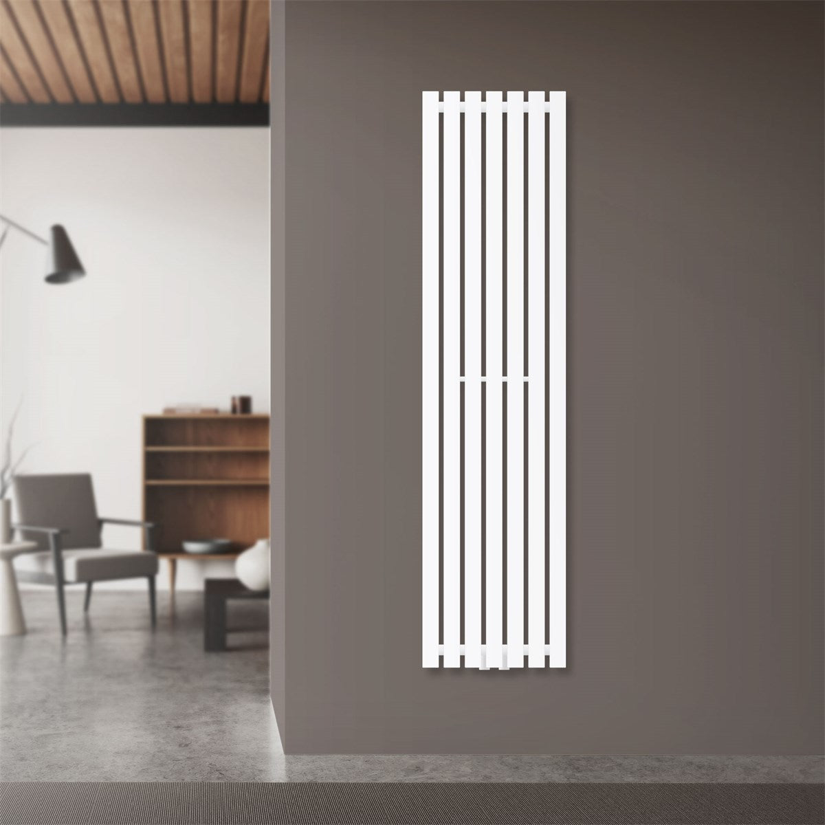 Weißer Heizkörper an einer Wand in einem modernen Raum.