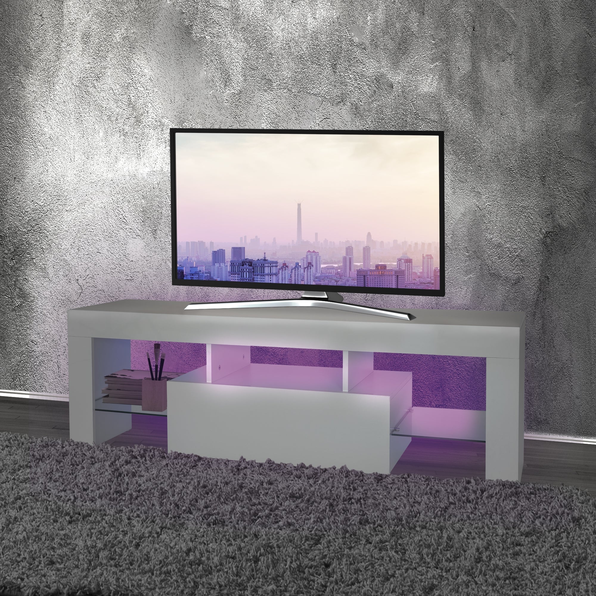 Un meuble TV blanc avec un téléviseur et une vue de la ville en arrière-plan.
