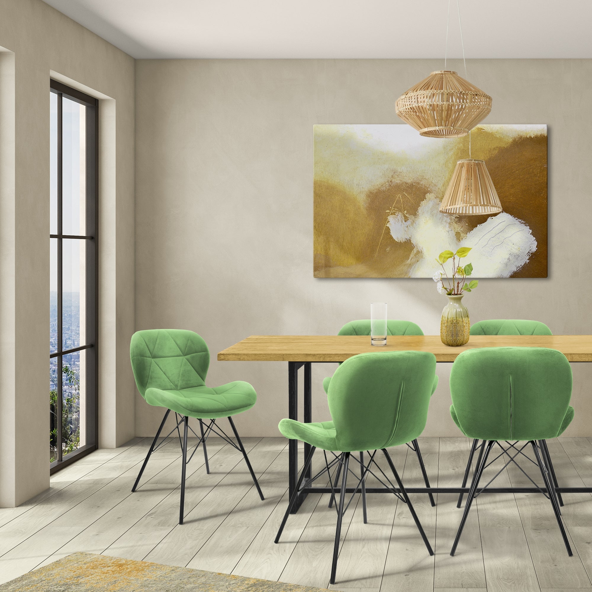 Comedor con sillas verdes, mesa y arte en la pared.