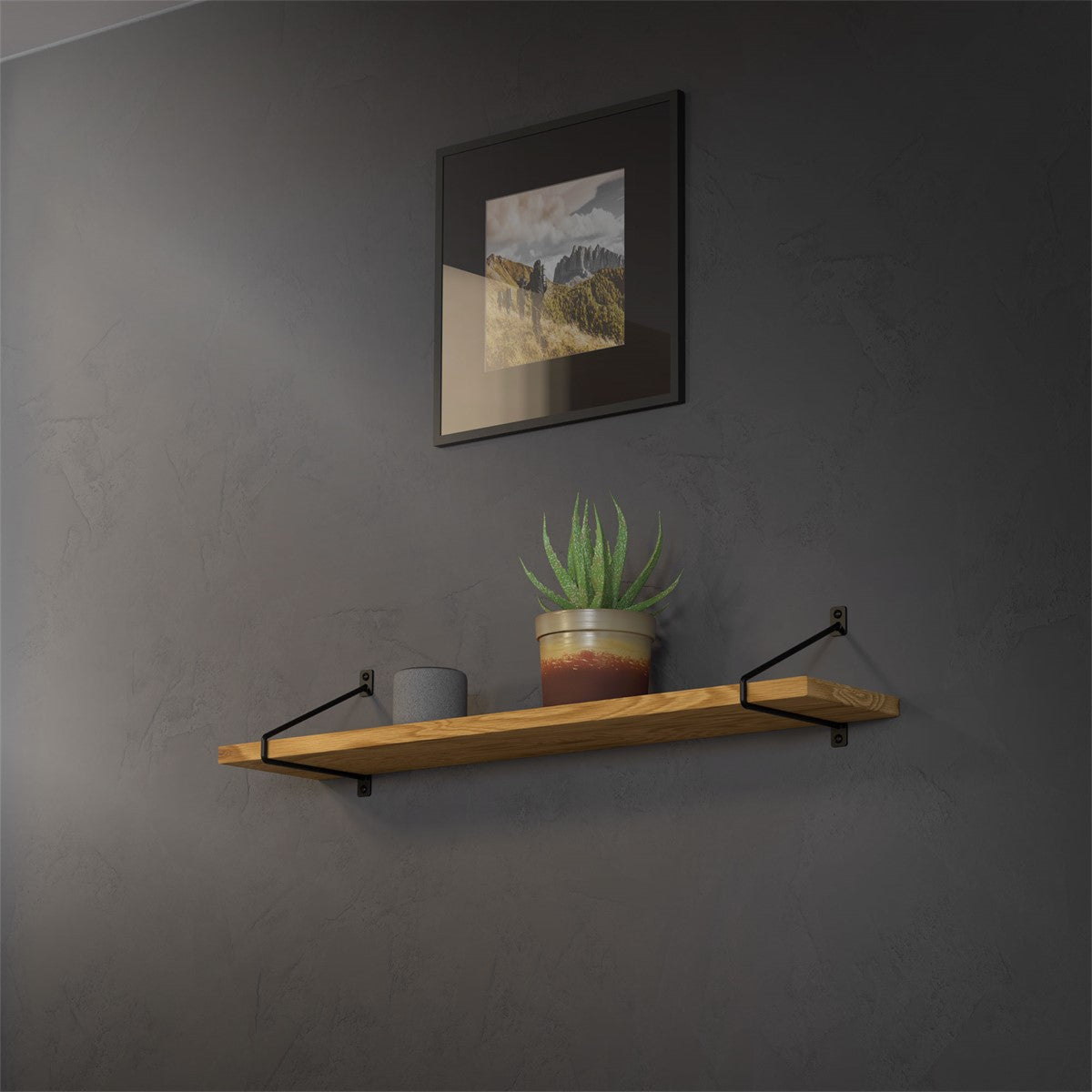 Holzregal an einer dunklen Wand mit Topfpflanze und gerahmtem Bild.