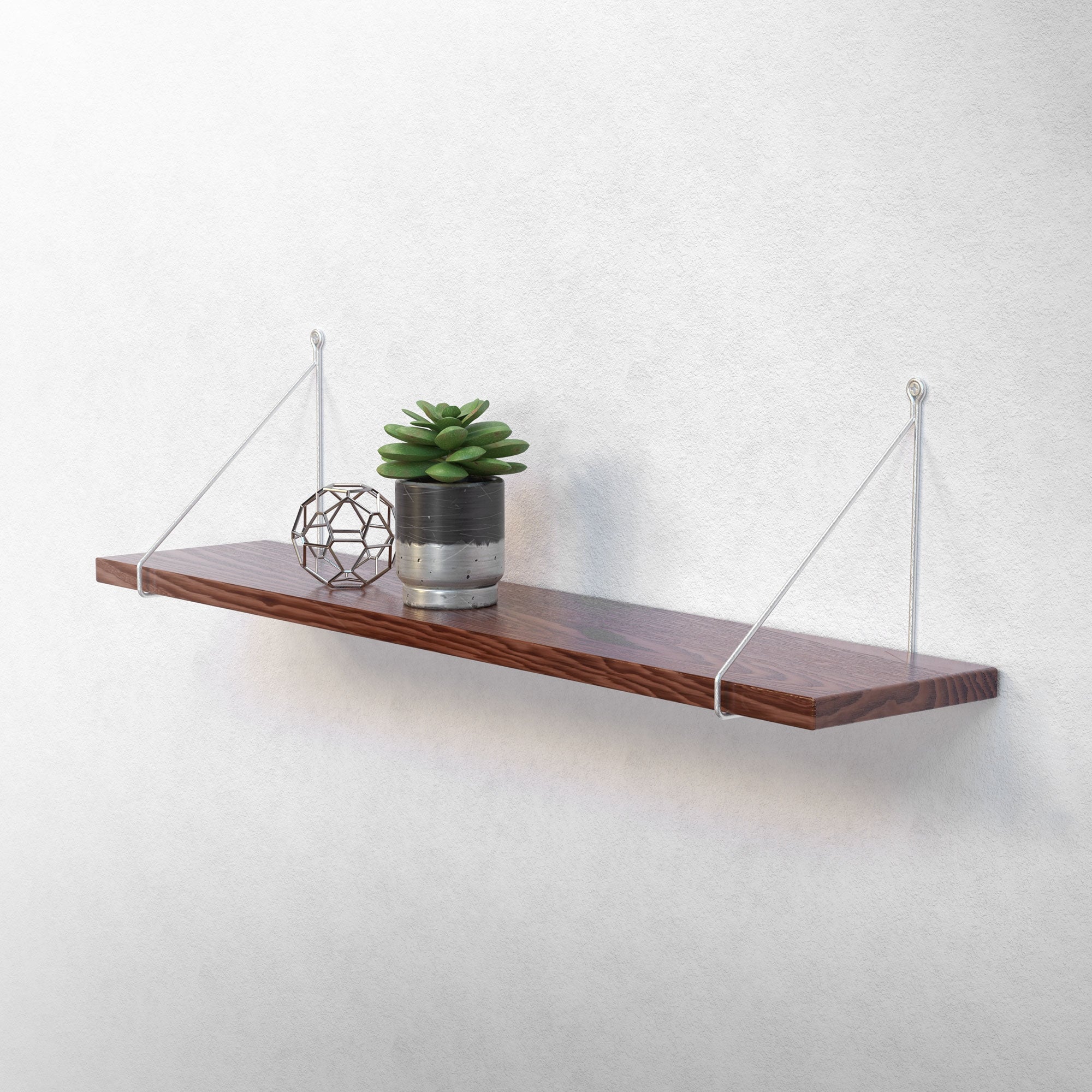 Hylde af træ med planter og geometriske dekorationer på væggen.