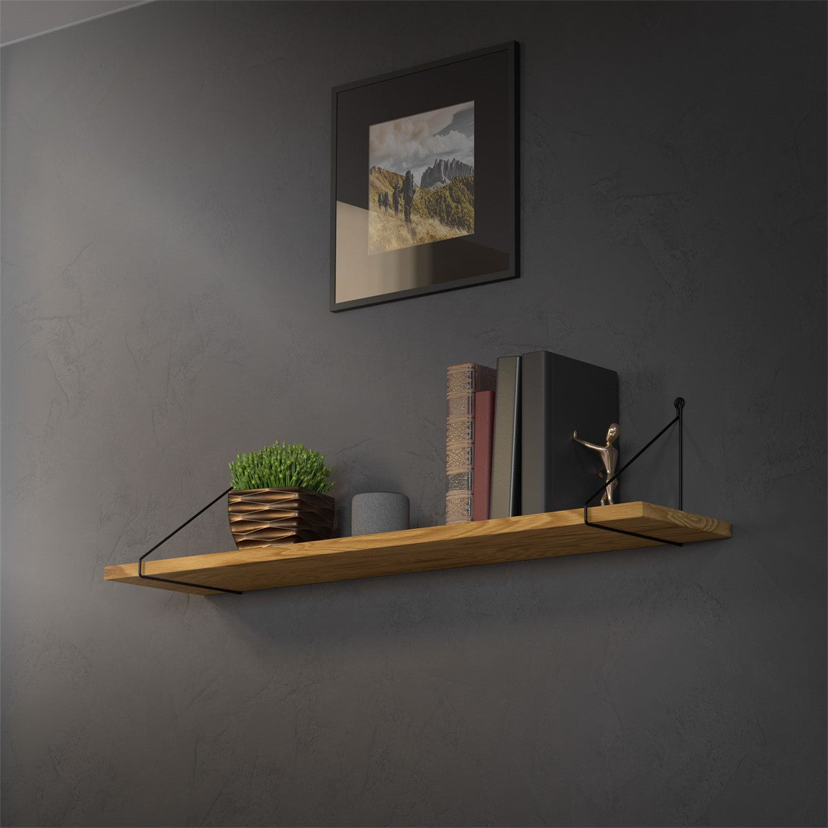 Holzregal mit Büchern, Pflanze und Bildrahmen an einer Wand.