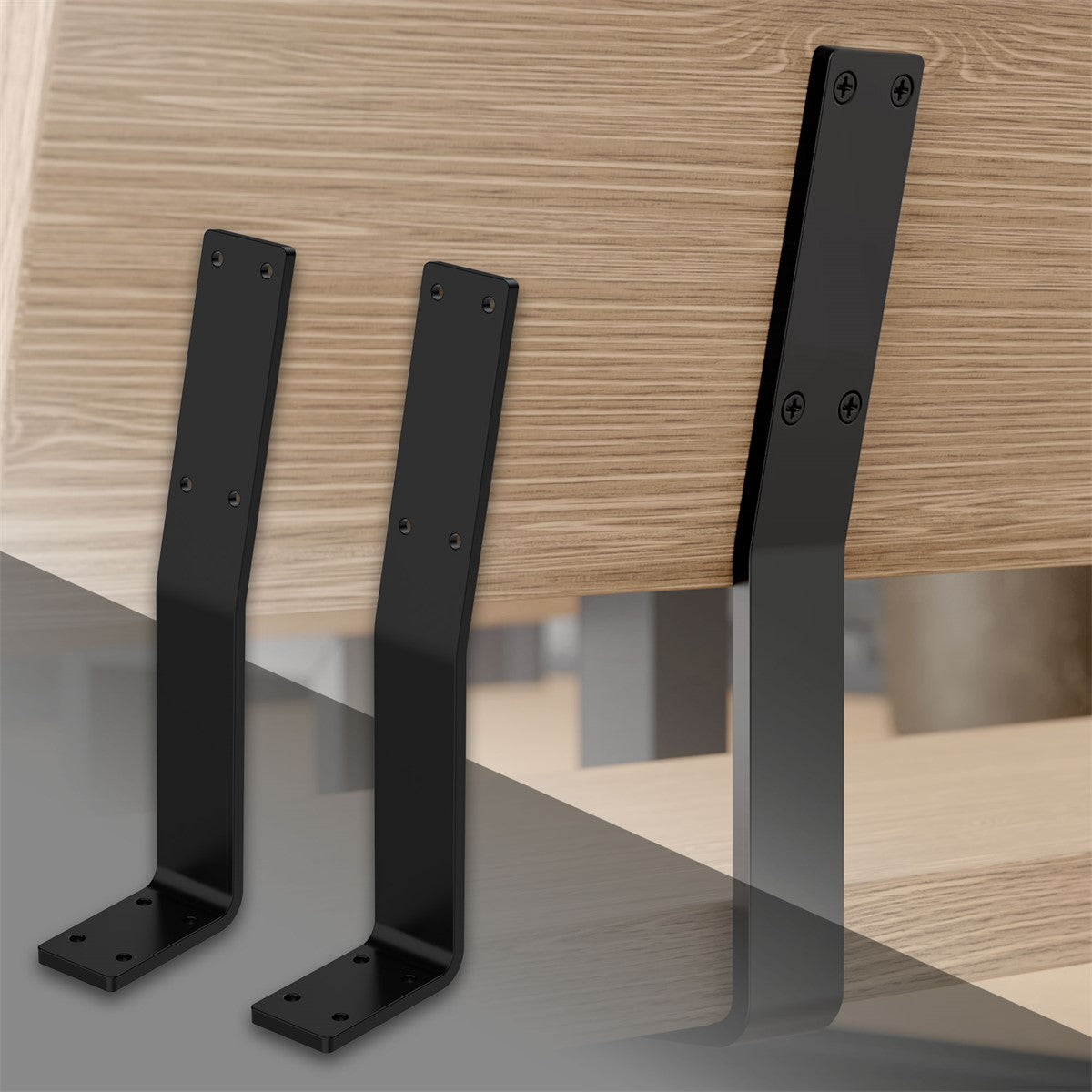 Zwei schwarze Regalhalter an einem Holzregal montiert.