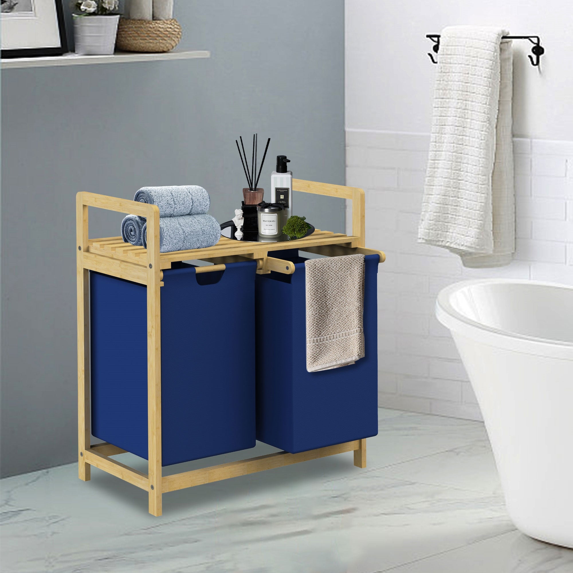 Een wasmand met twee blauwe containers op een houten frame in de badkamer.