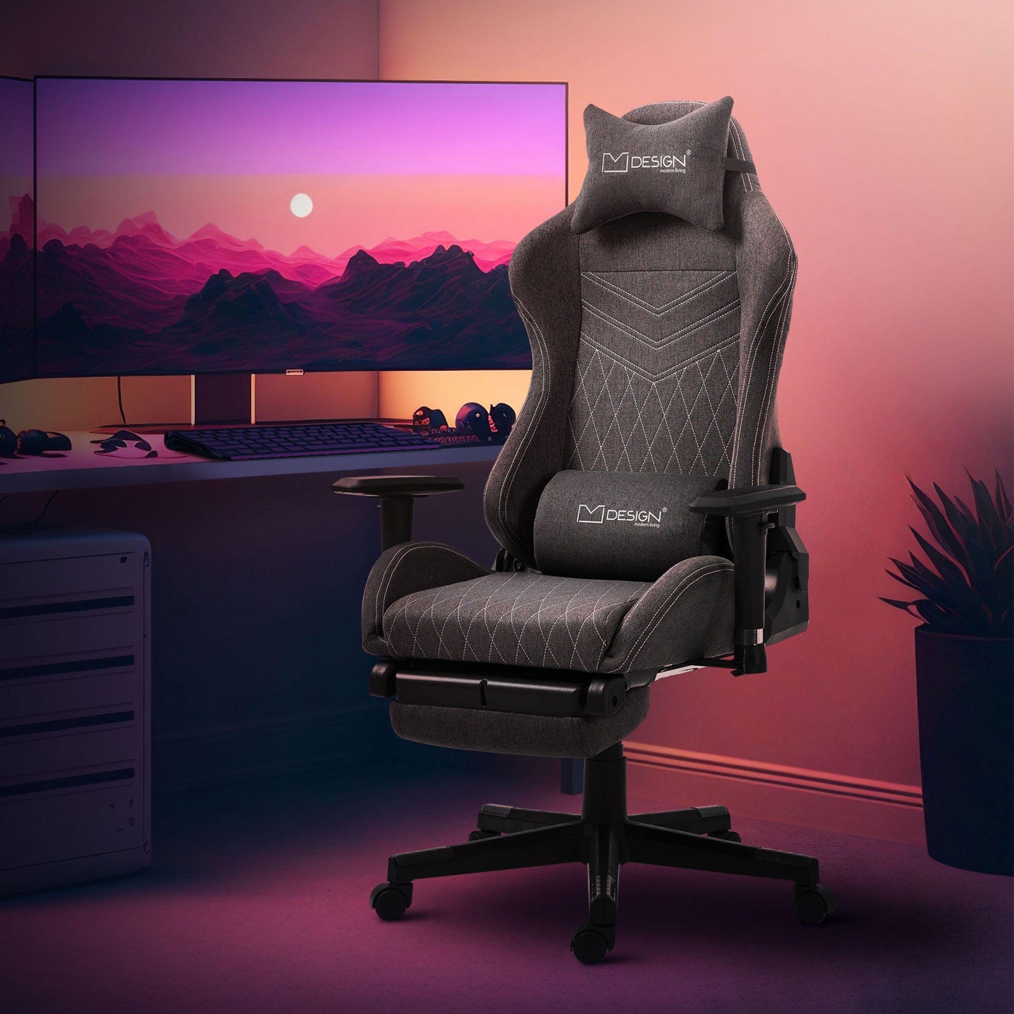 Gaming-Stuhl vor einem Computerbildschirm mit Berglandschaft.