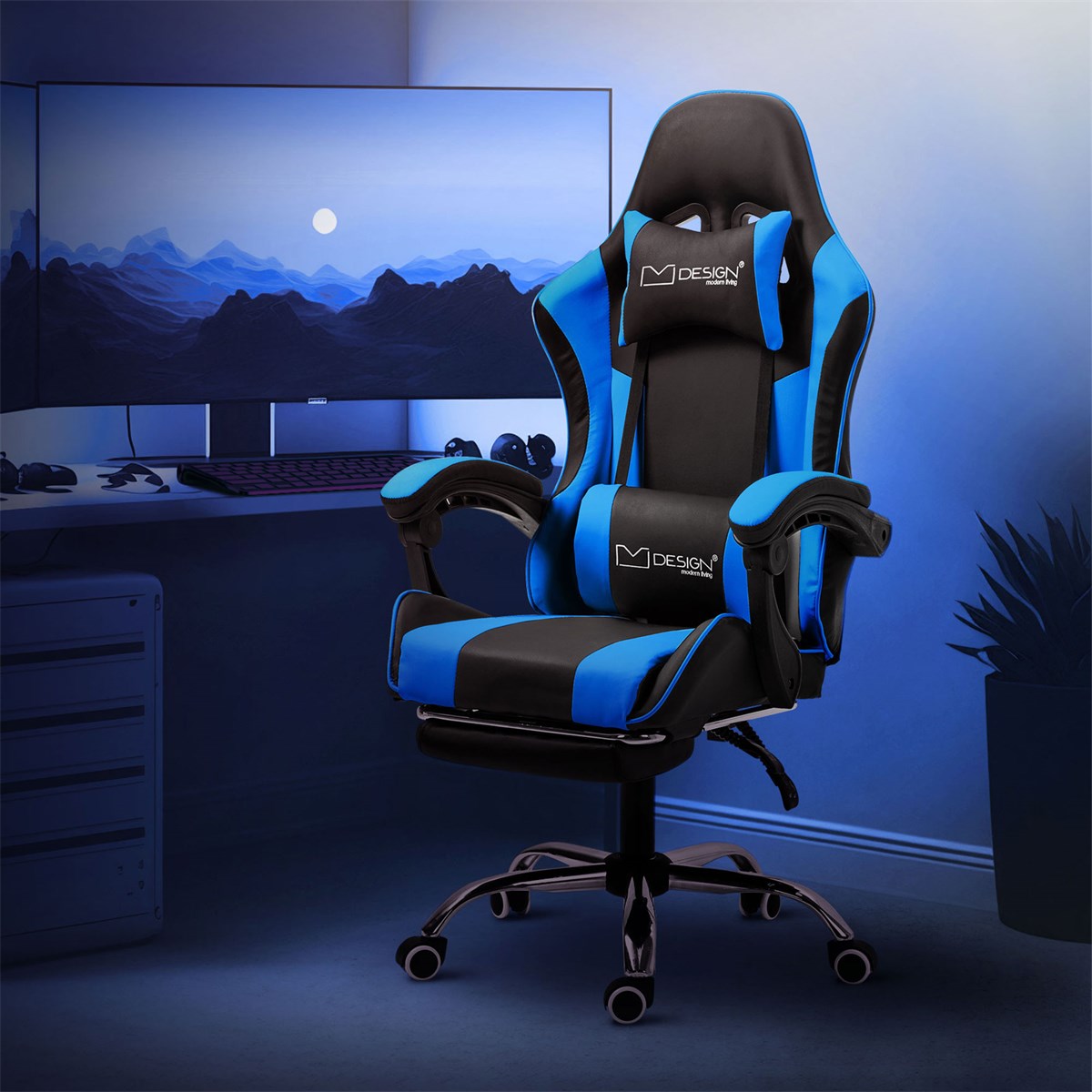 Schwarzer und blauer Gaming-Stuhl vor einem Computerbildschirm mit Berglandschaft.