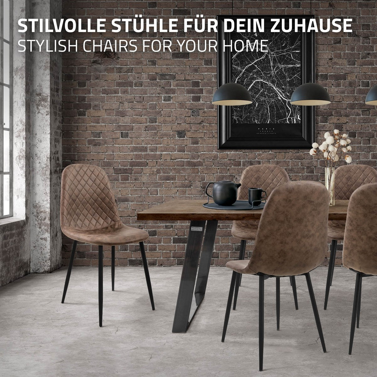 Stylové židle kolem dřevěného stolu v moderním prostoru.