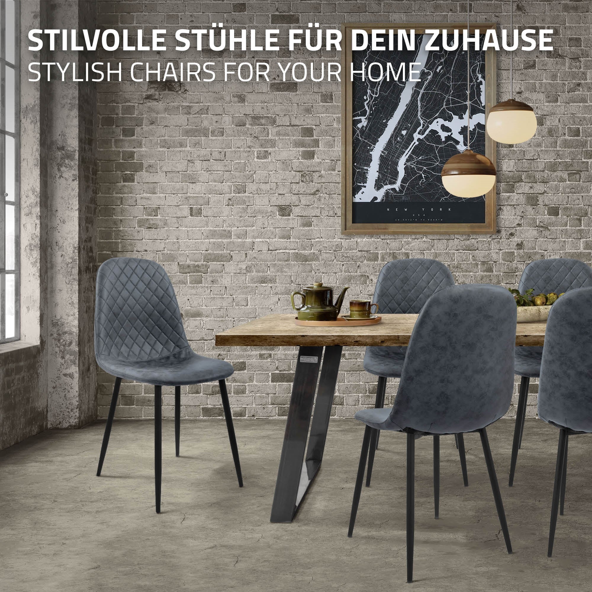 Esszimmer mit grauen Stühlen um einen Holztisch, Wand mit Fenster.