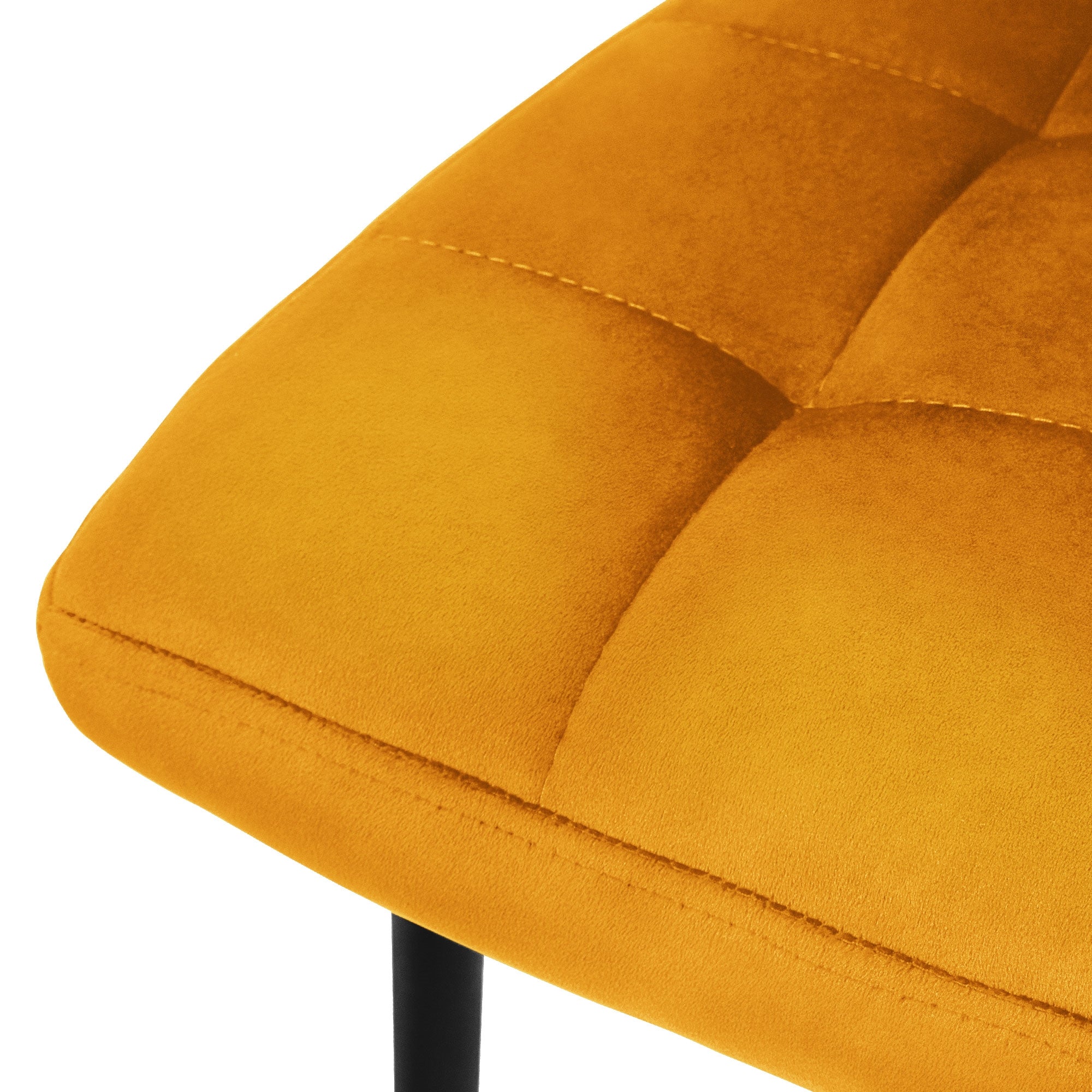 Gros plan sur l'assise rembourrée d'une chaise jaune.