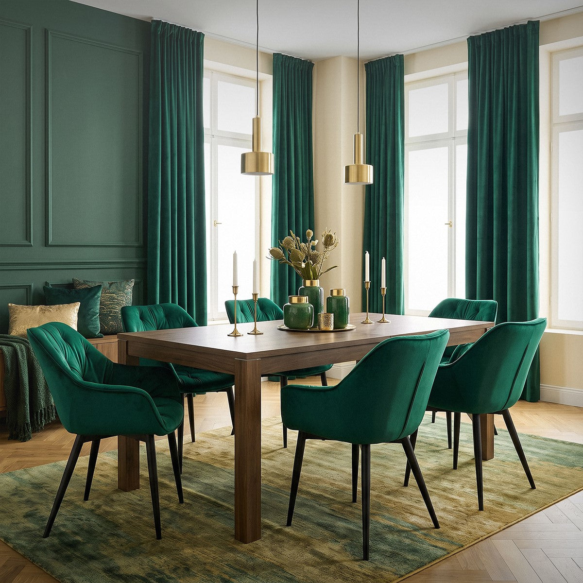 Esszimmer mit grünen Stühlen, Holz-Tisch und dekorativen Elementen.