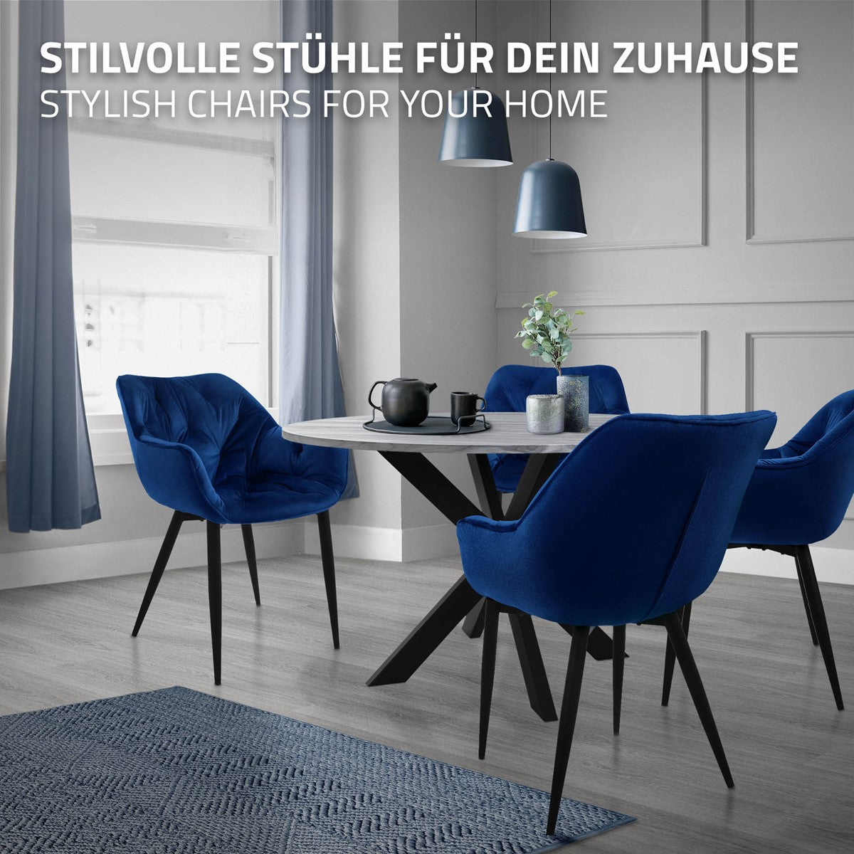 Drei blaue Esszimmerstühle um einen runden Tisch in einem stilvollen Raum.