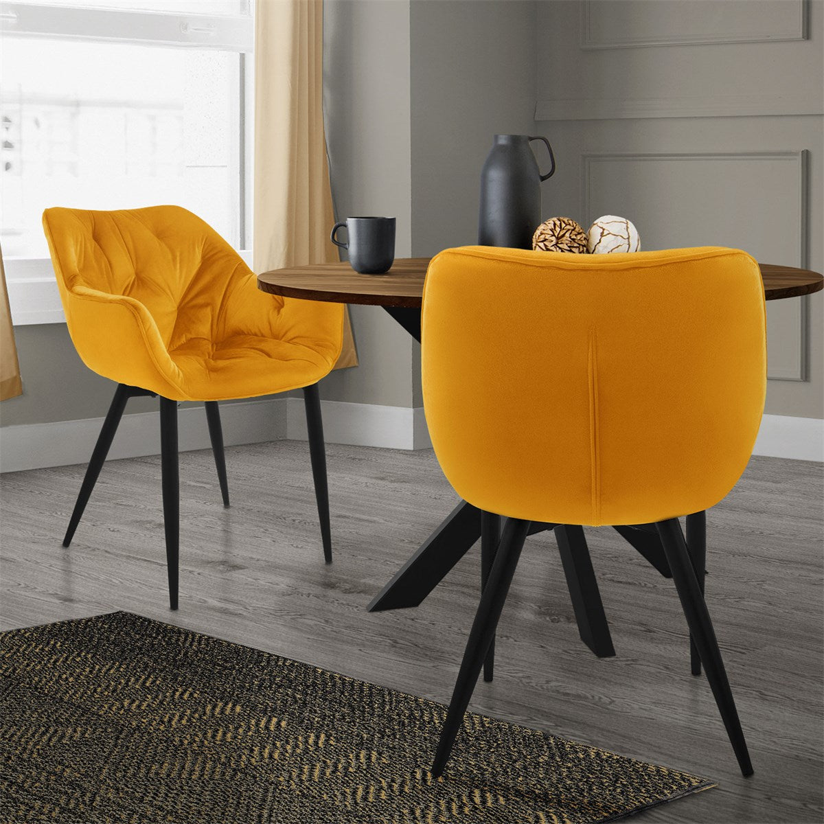Une chaise jaune près d’une table, avec une tasse et une décoration à côté.