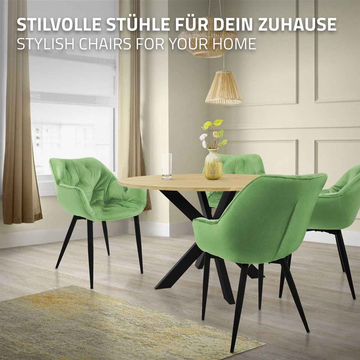 Ein Esszimmer mit einem runden Tisch und vier grünen Stühlen.