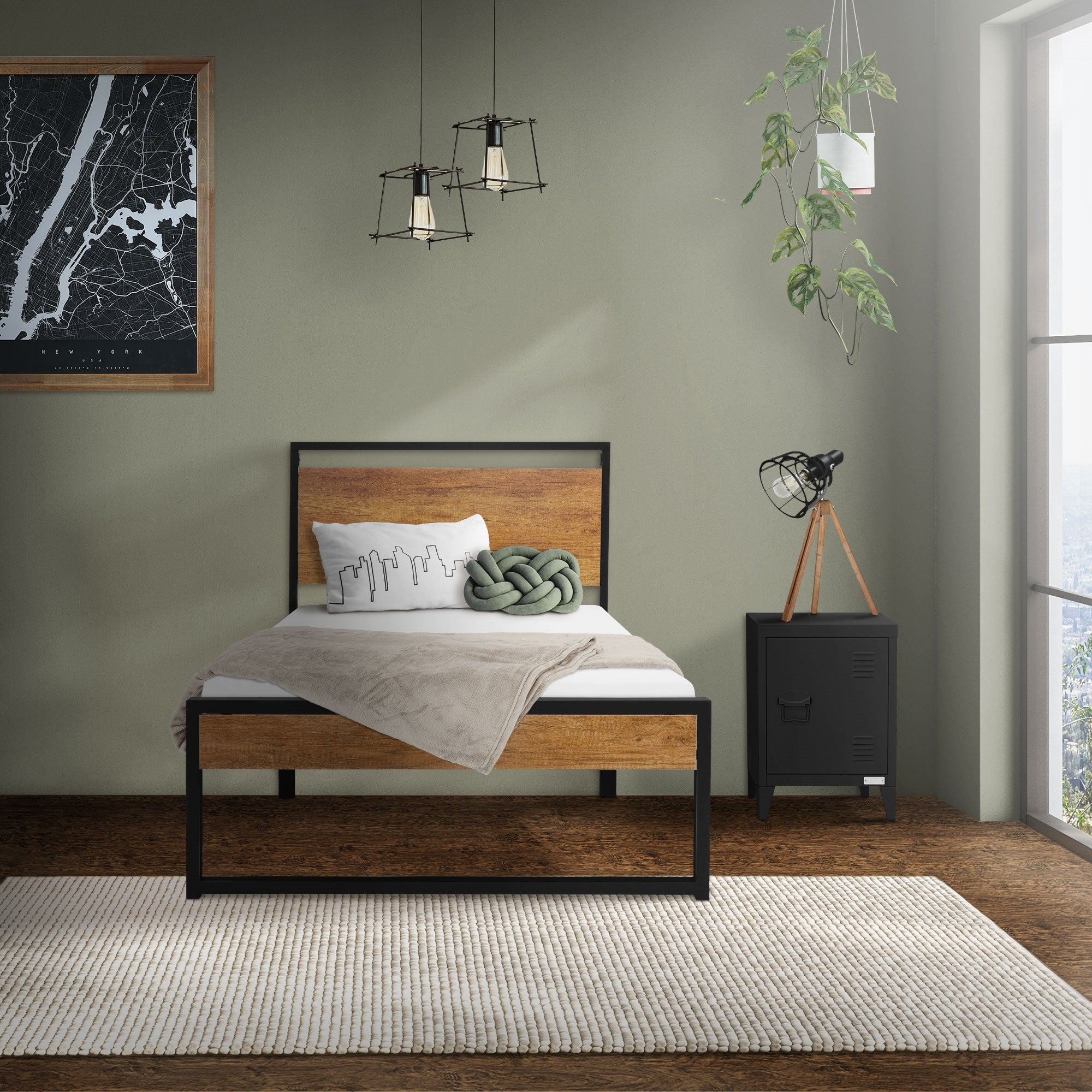 Ein modernes Bett mit Holzrahmen und grauer Bettdecke in einem stilvollen Raum.
