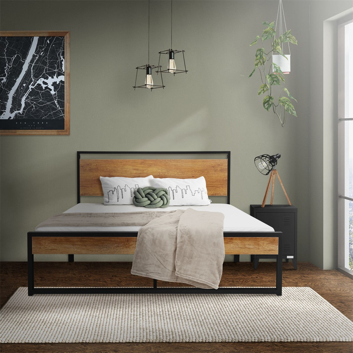 Un pat modern cu cadru din lemn și cuvertură gri într-o cameră elegantă.