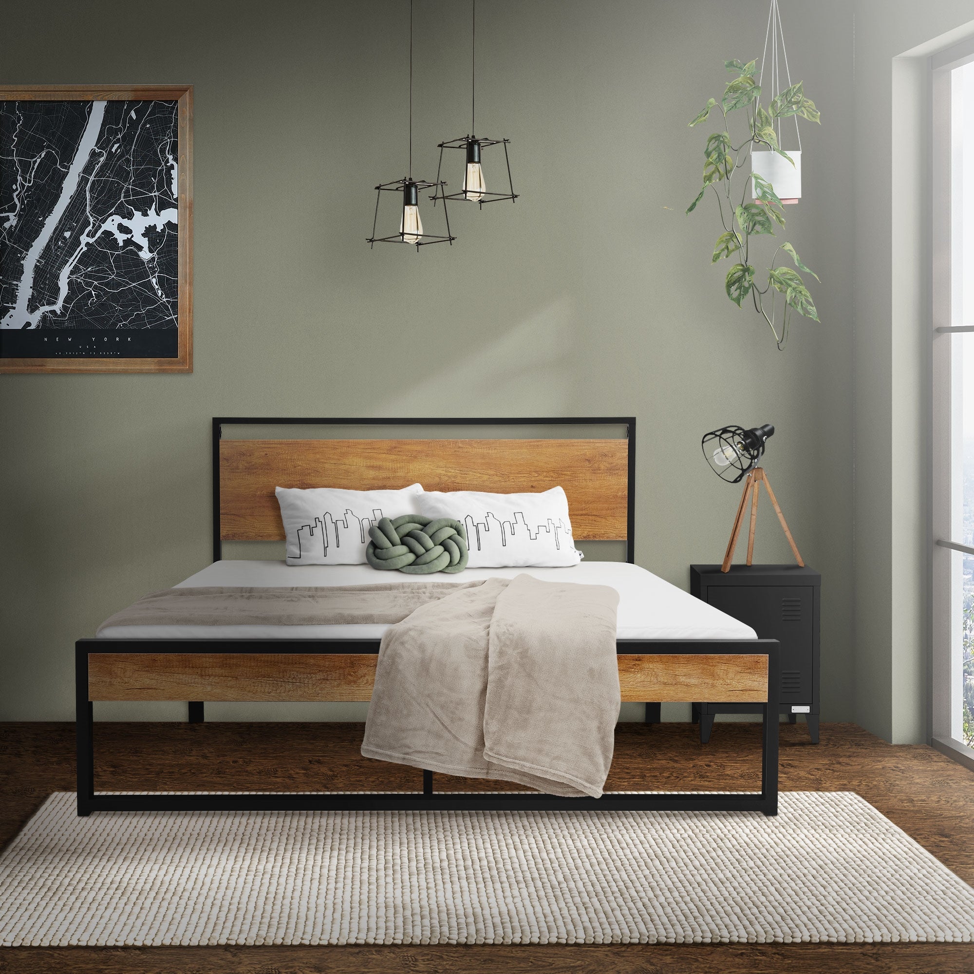 Ein modernes Bett mit Holzrahmen und grauer Bettdecke in einem stilvollen Raum.