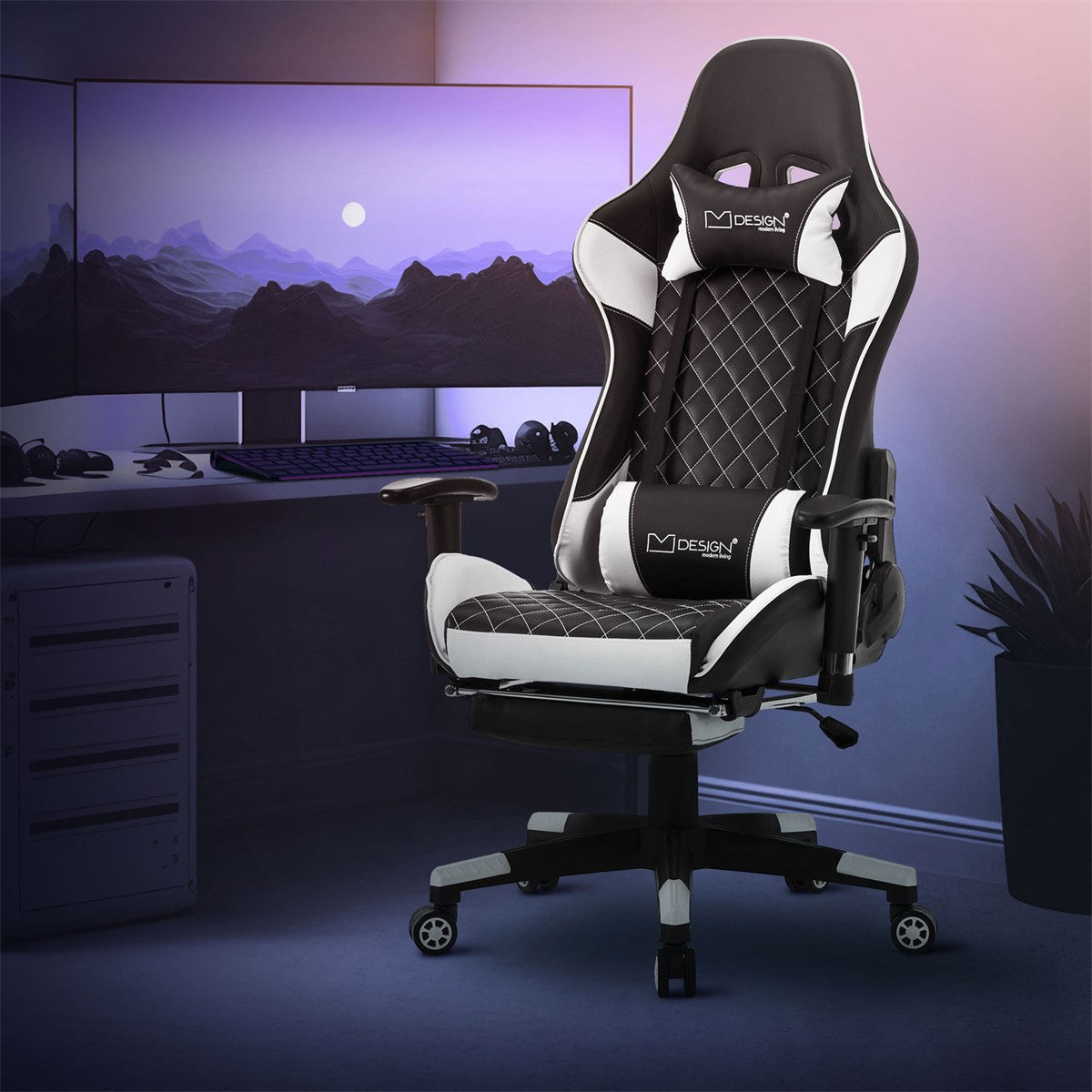Fekete-fehér gamer szék egy számítógép-monitor előtt, modern szobában.