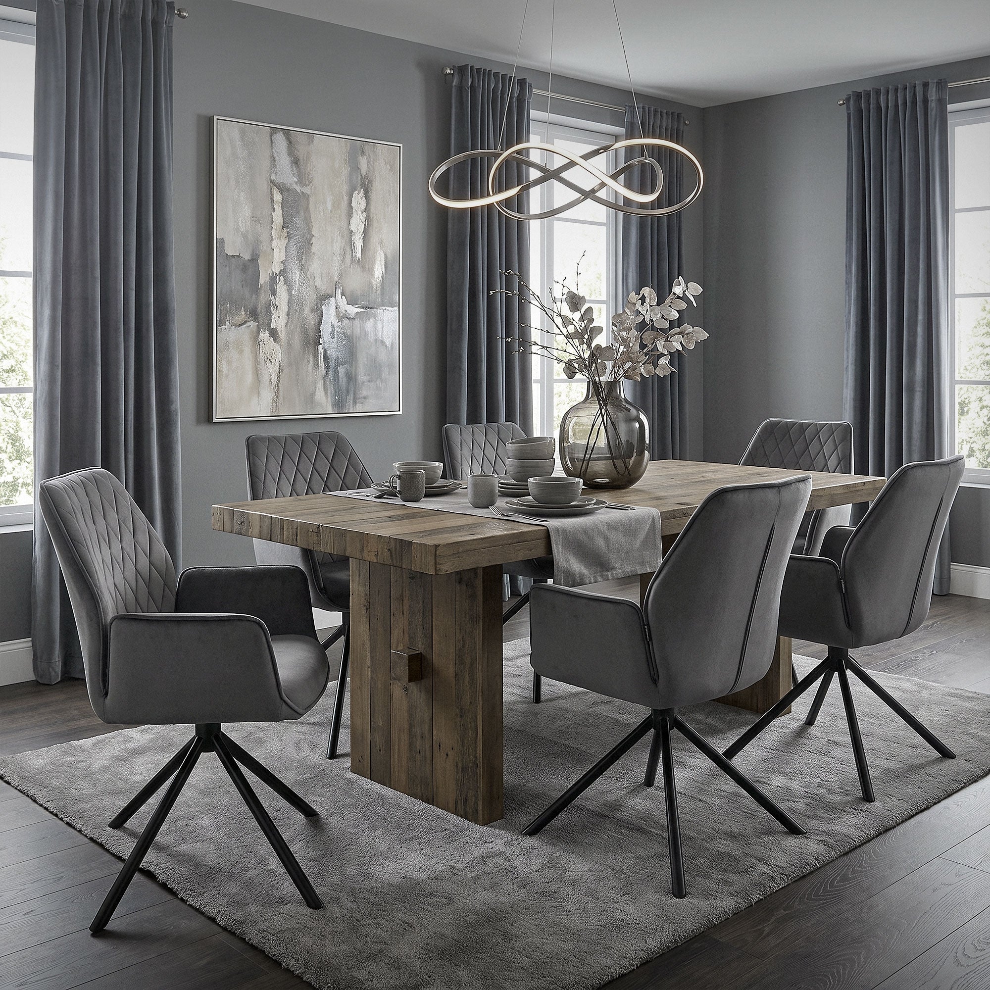 Esszimmer mit einem großen Holztisch und sechs grauen Stühlen.