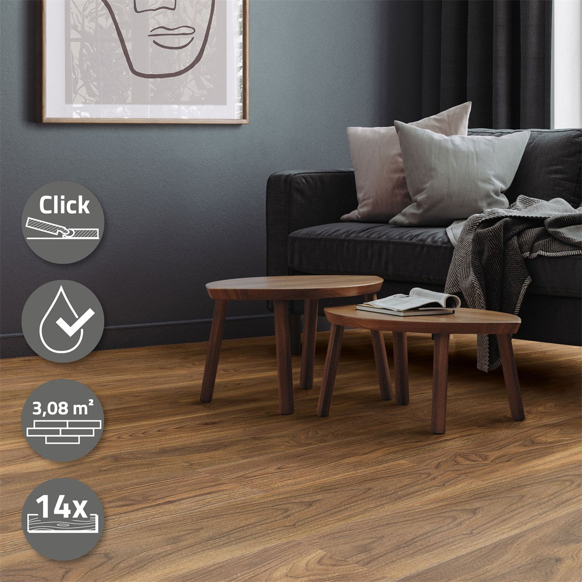 Zwei kleine Tische auf einem Holzboden, Sofa und Wandbild im Hintergrund.