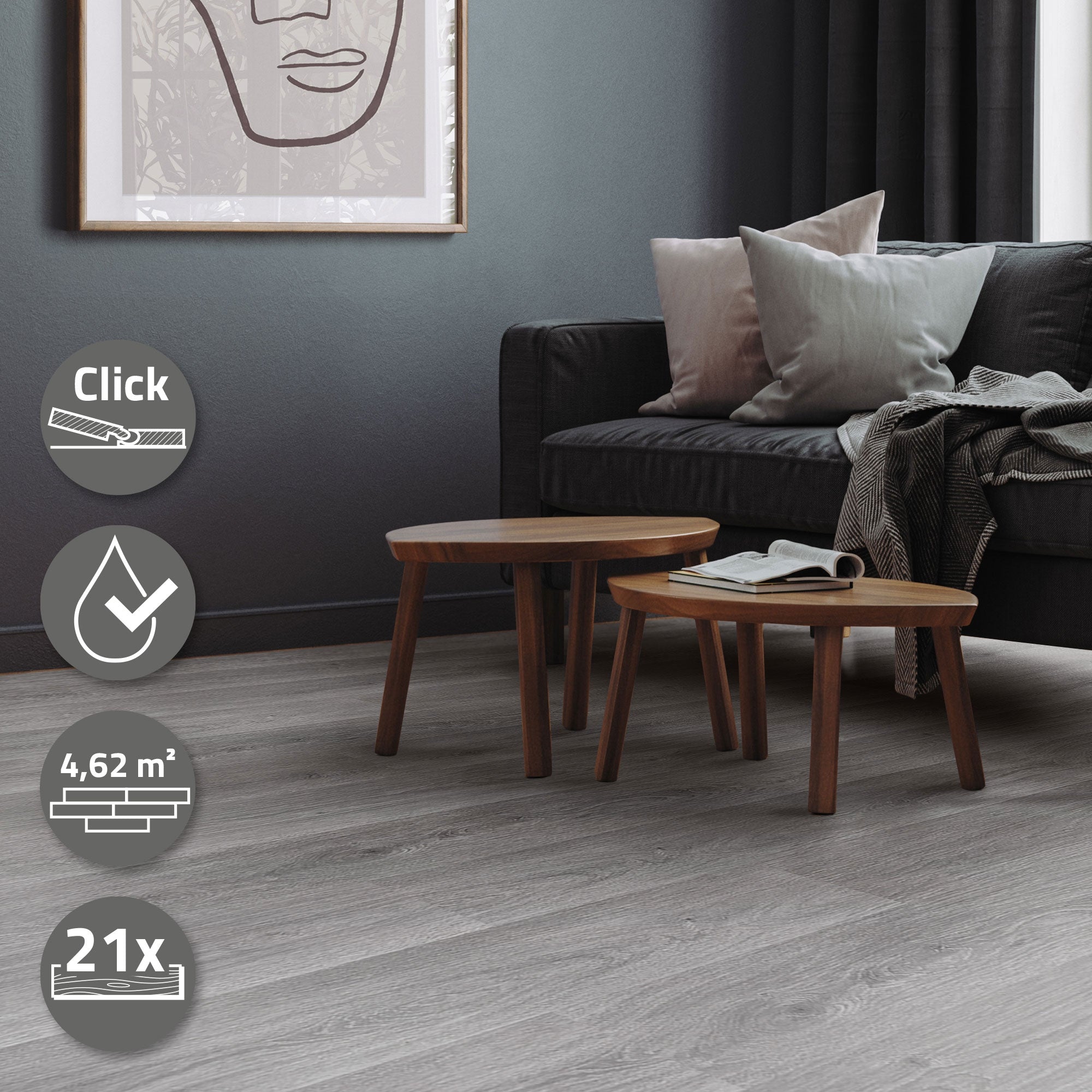 Zwei kleine Holztische vor einem Sofa in einem modernen Raum.