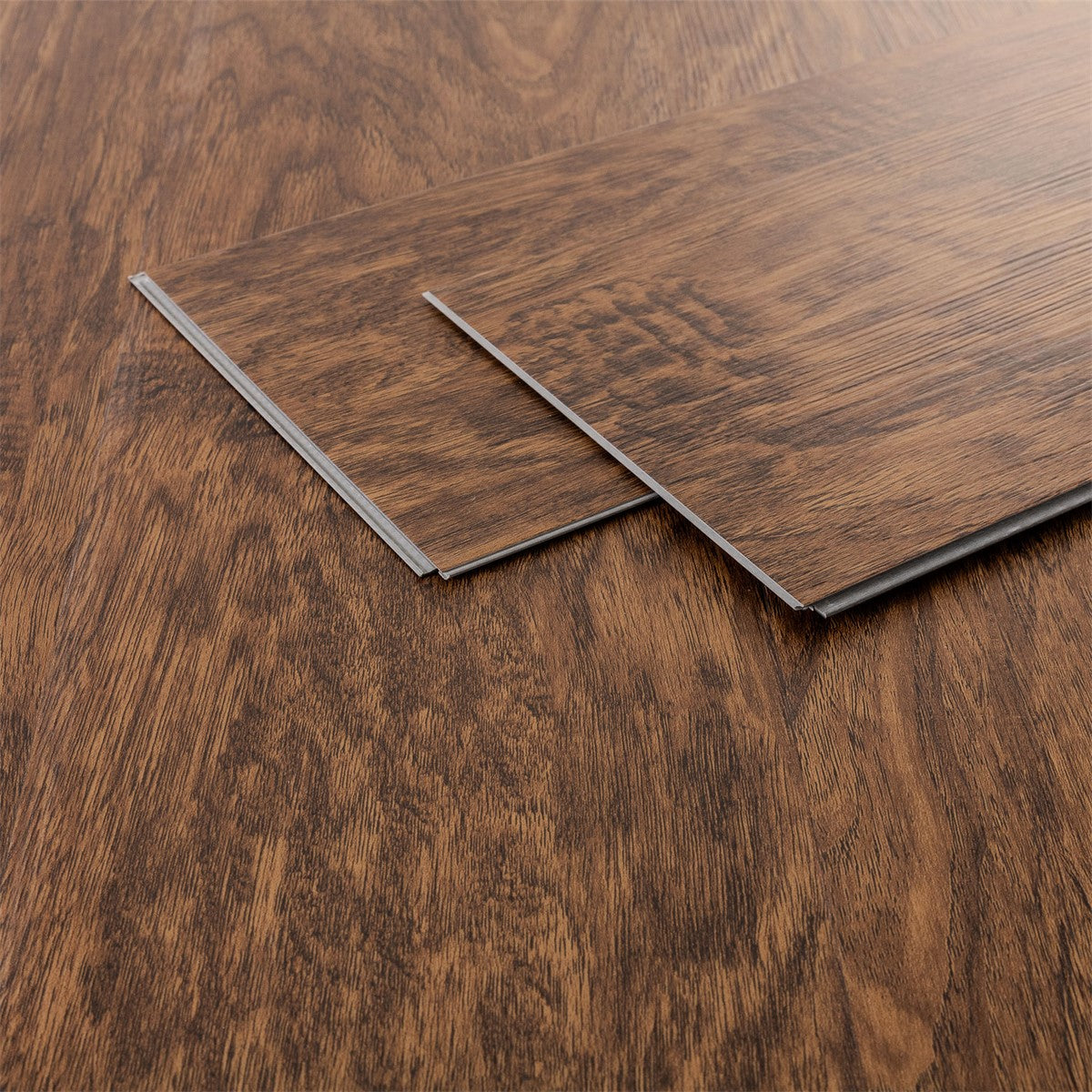Zwei Laminatplatten auf einem Holzfußboden.