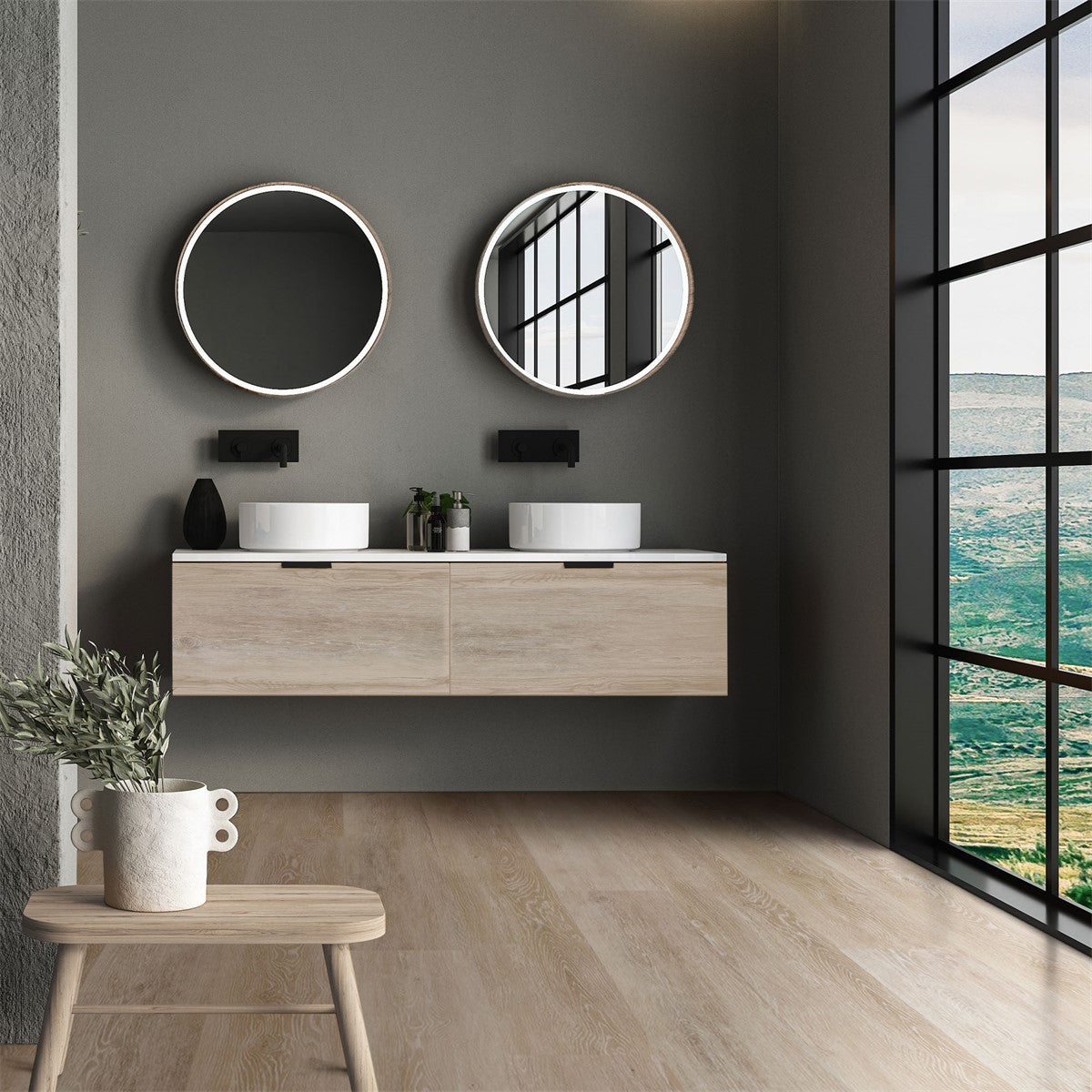 Modernes Badezimmer mit zwei runden Spiegeln und einem Holzwaschtisch.