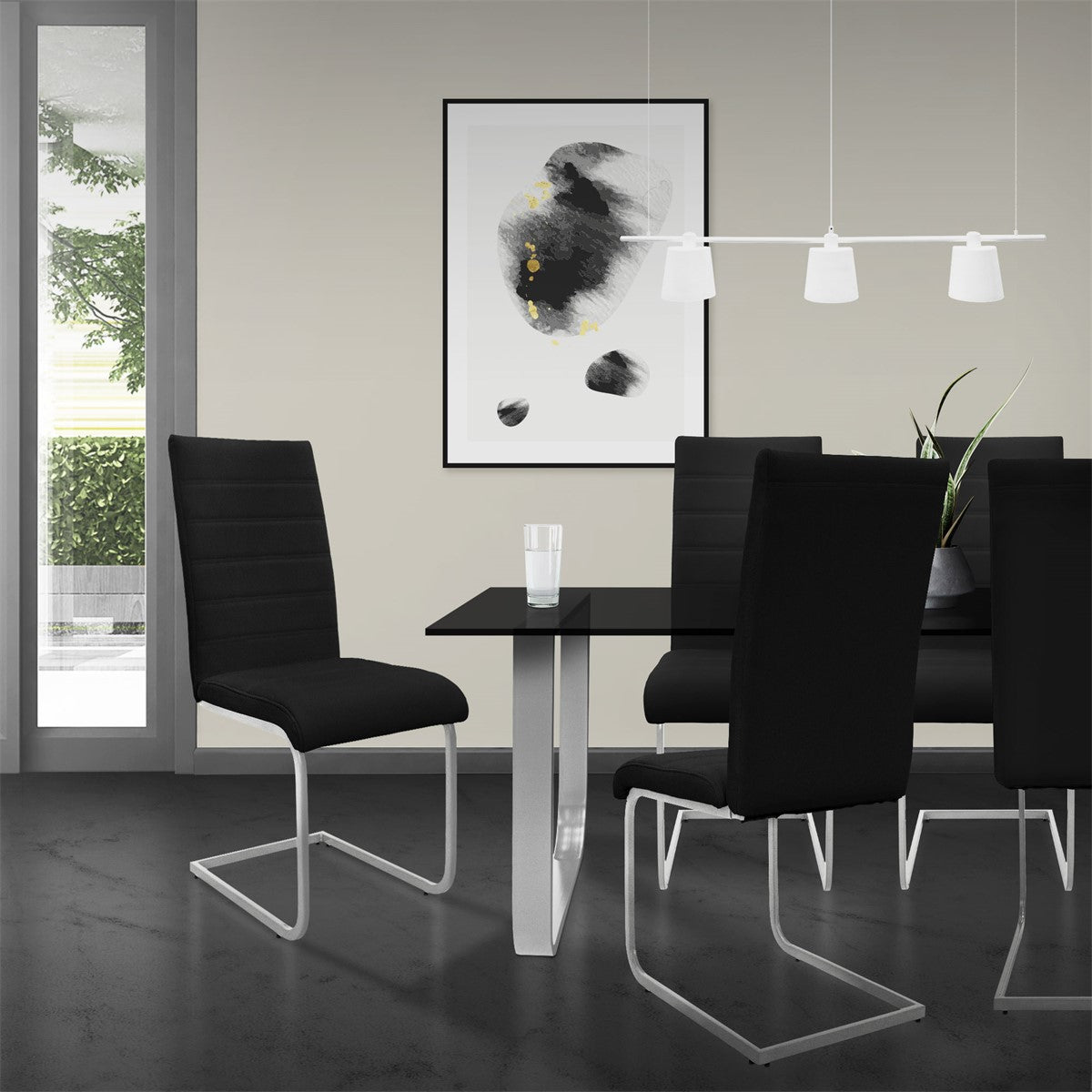 Esszimmer mit schwarzem Tisch und Stühlen, Kunstwerk an der Wand.