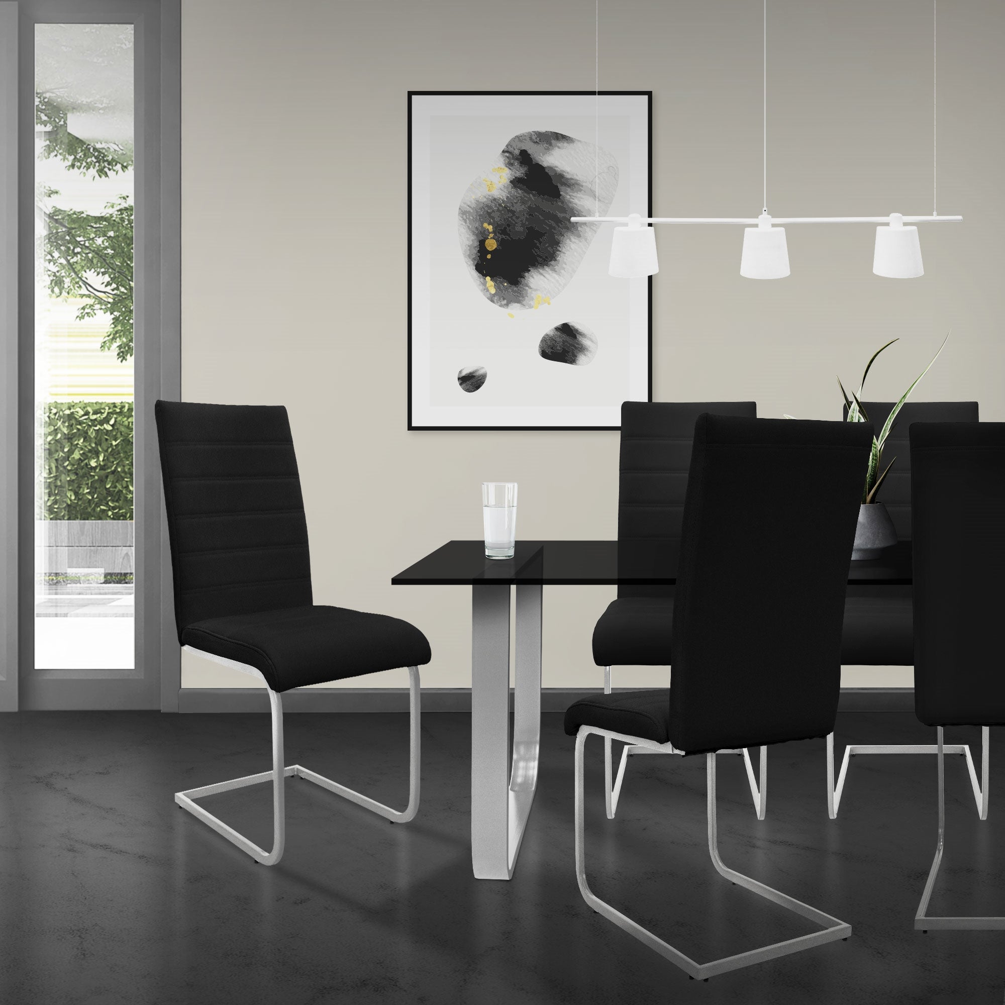 Esszimmer mit schwarzem Tisch und Stühlen, Kunstwerk an der Wand.
