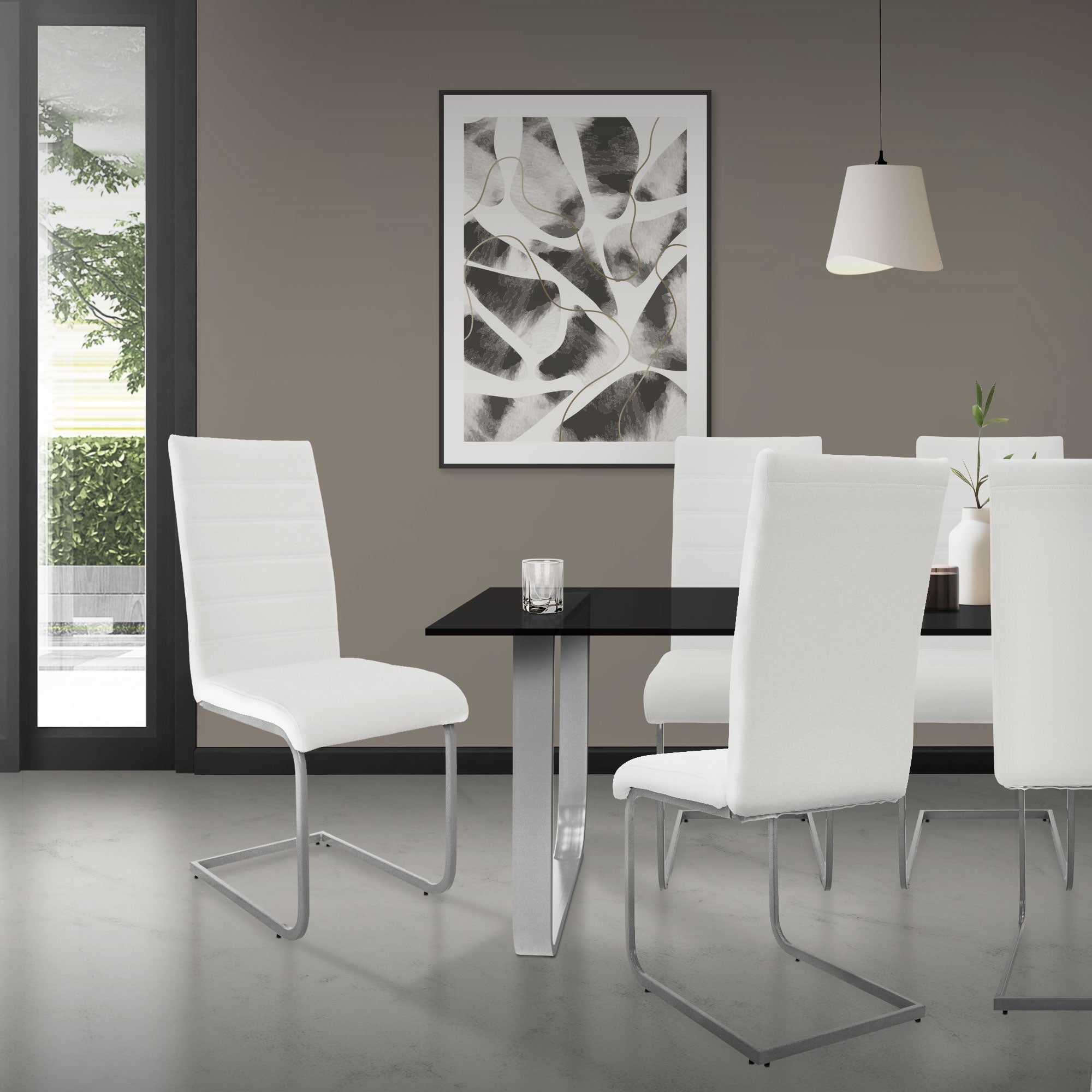 Esszimmer mit weißen Stühlen und einem schwarzen Tisch in einem modernen Raum.