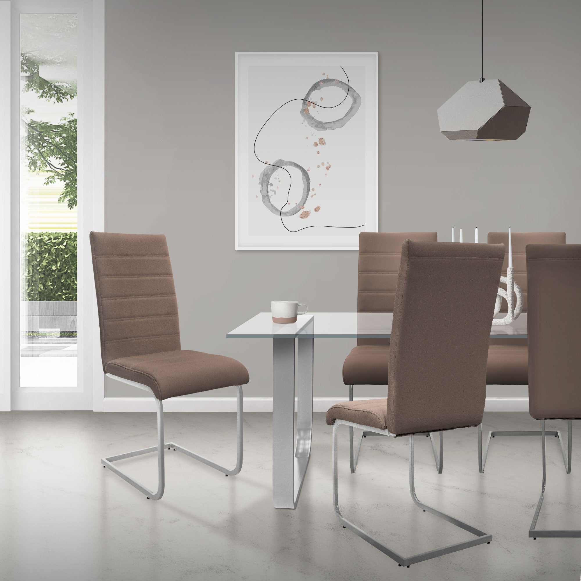 Esszimmer mit braunen Stühlen und einem Glastisch in einem modernen Raum.