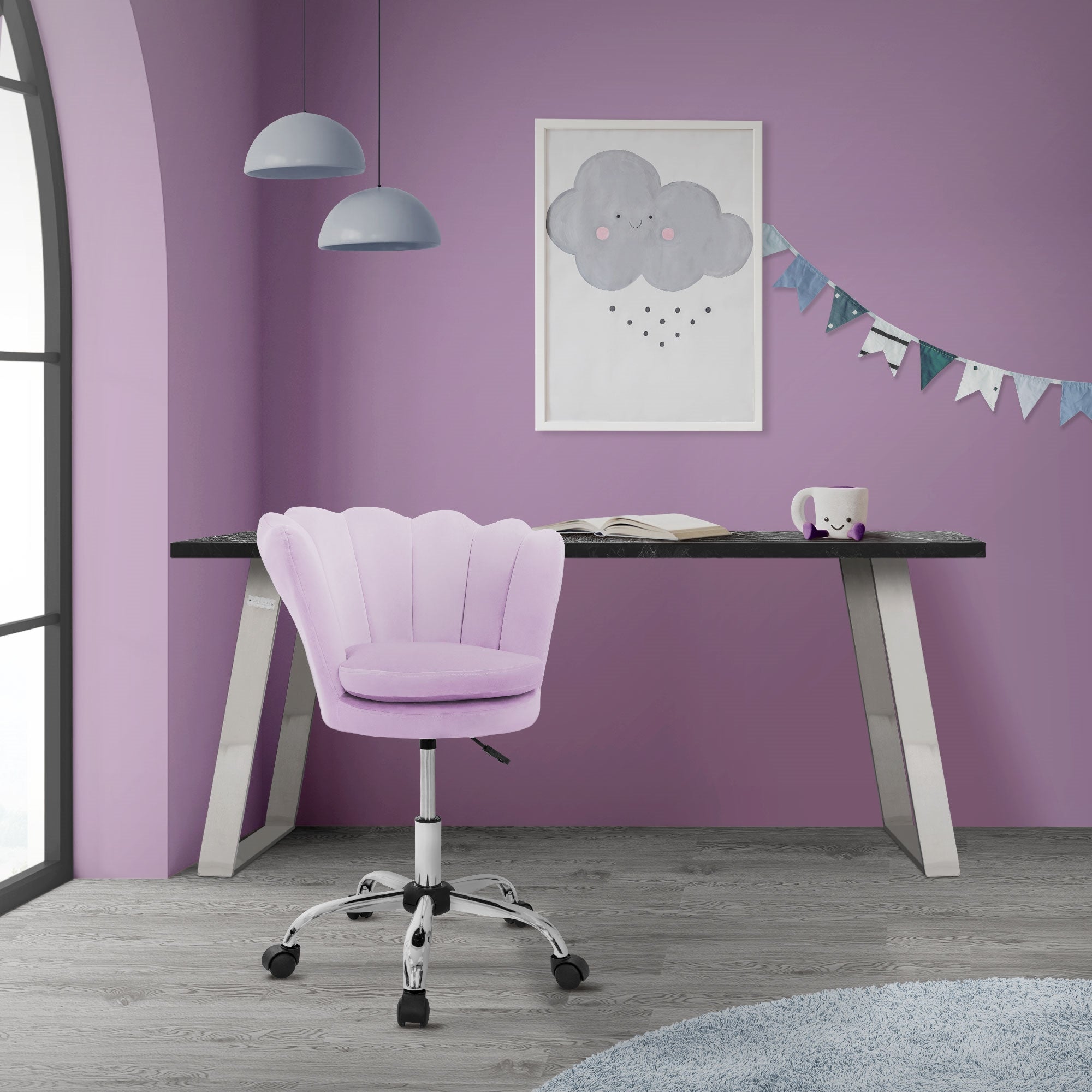 Una stanza viola con una scrivania, una sedia e una decorazione da parete.