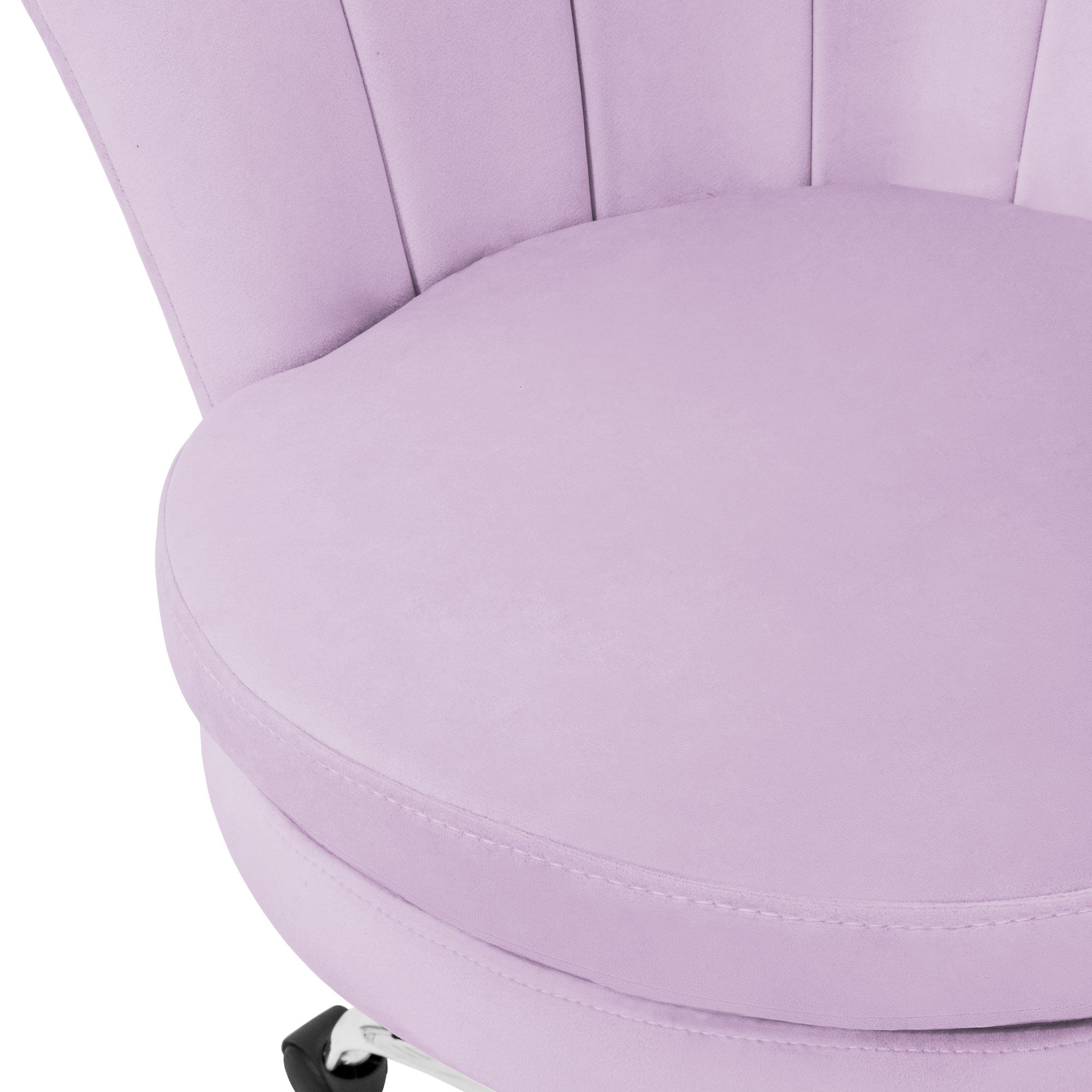 Primo piano di una sedia viola con seduta rotonda e schienale imbottito.
