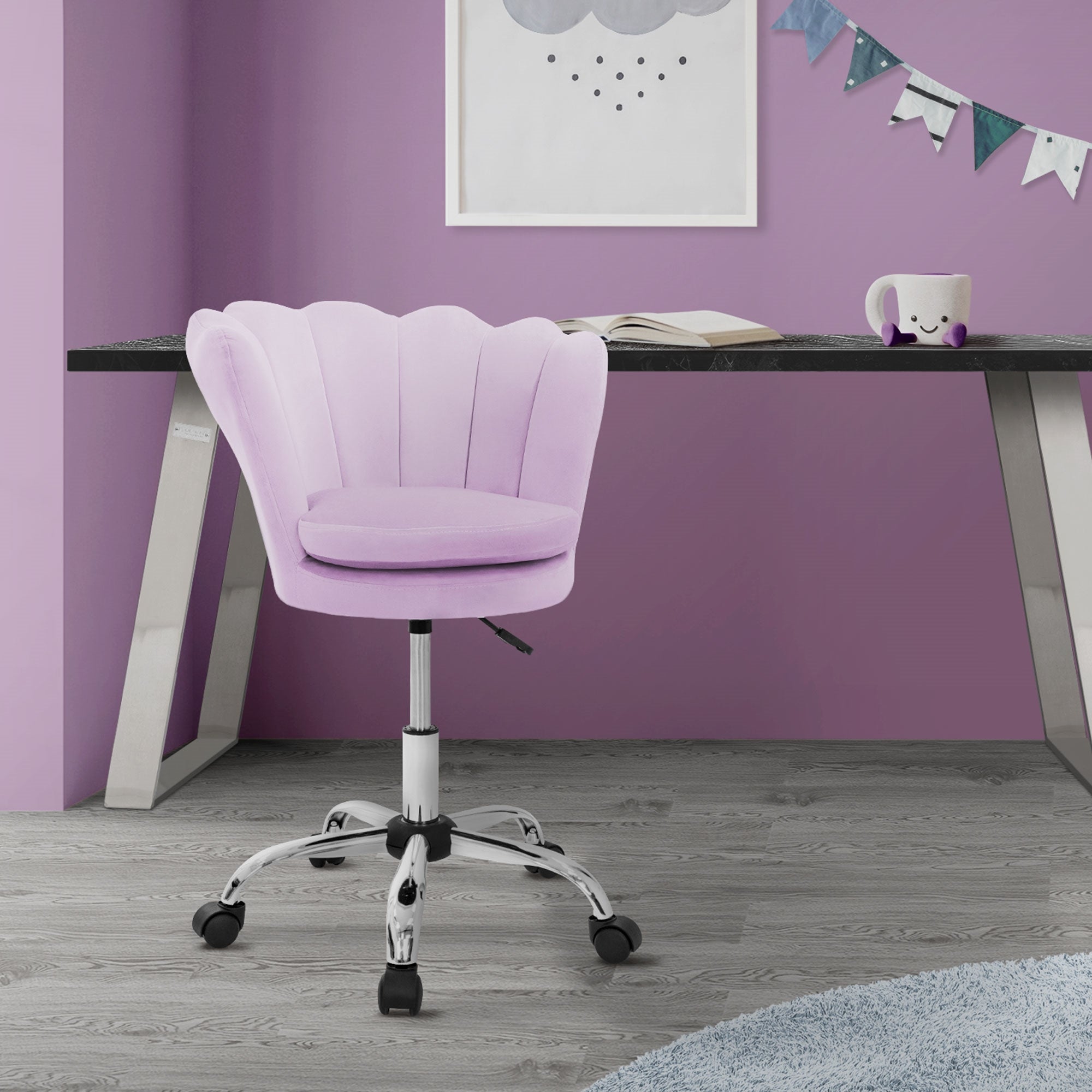 Sedia da ufficio viola davanti a una scrivania in una stanza rosa.