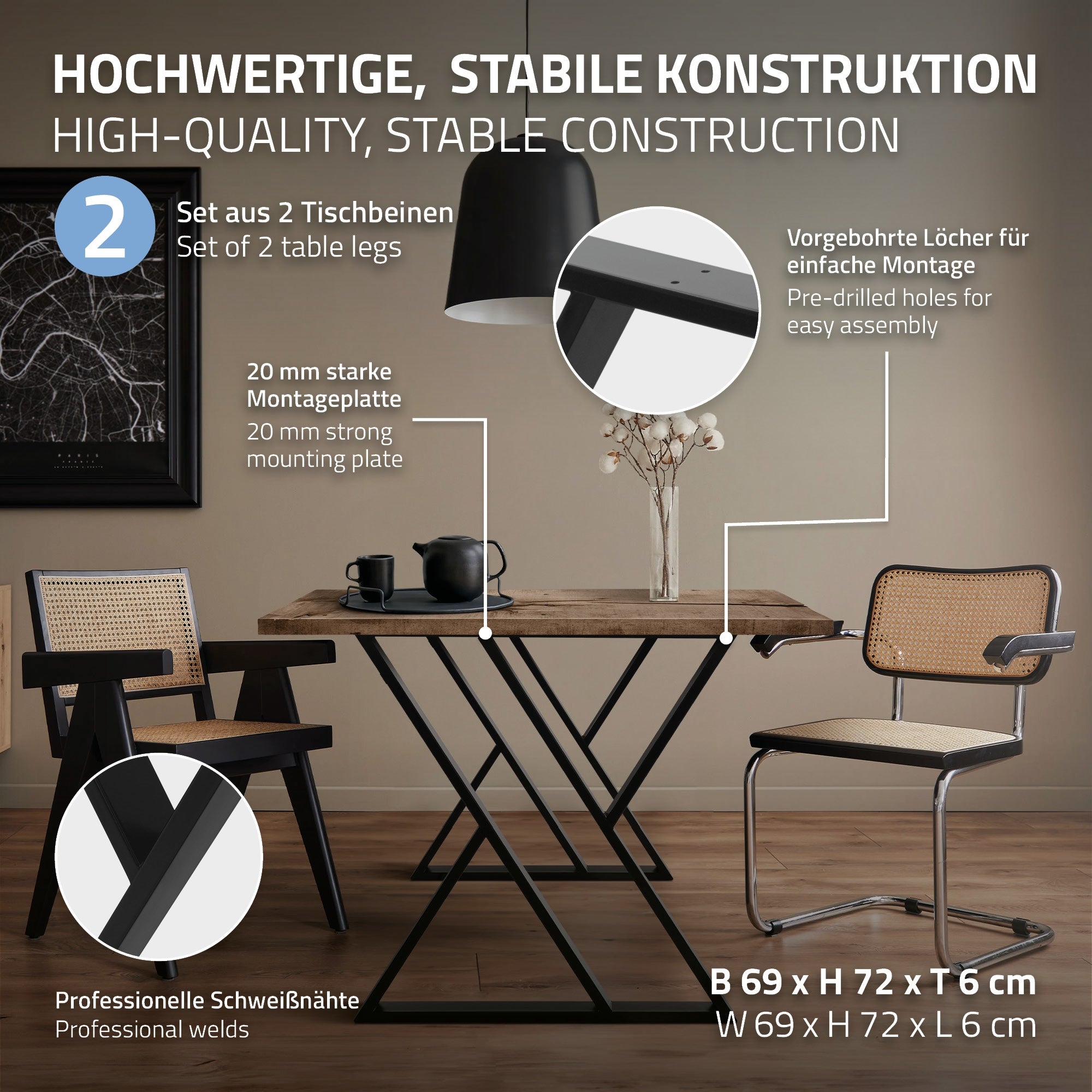 Tisch mit zwei Stühlen, Vasen und Kerzen auf einem Holzboden.
