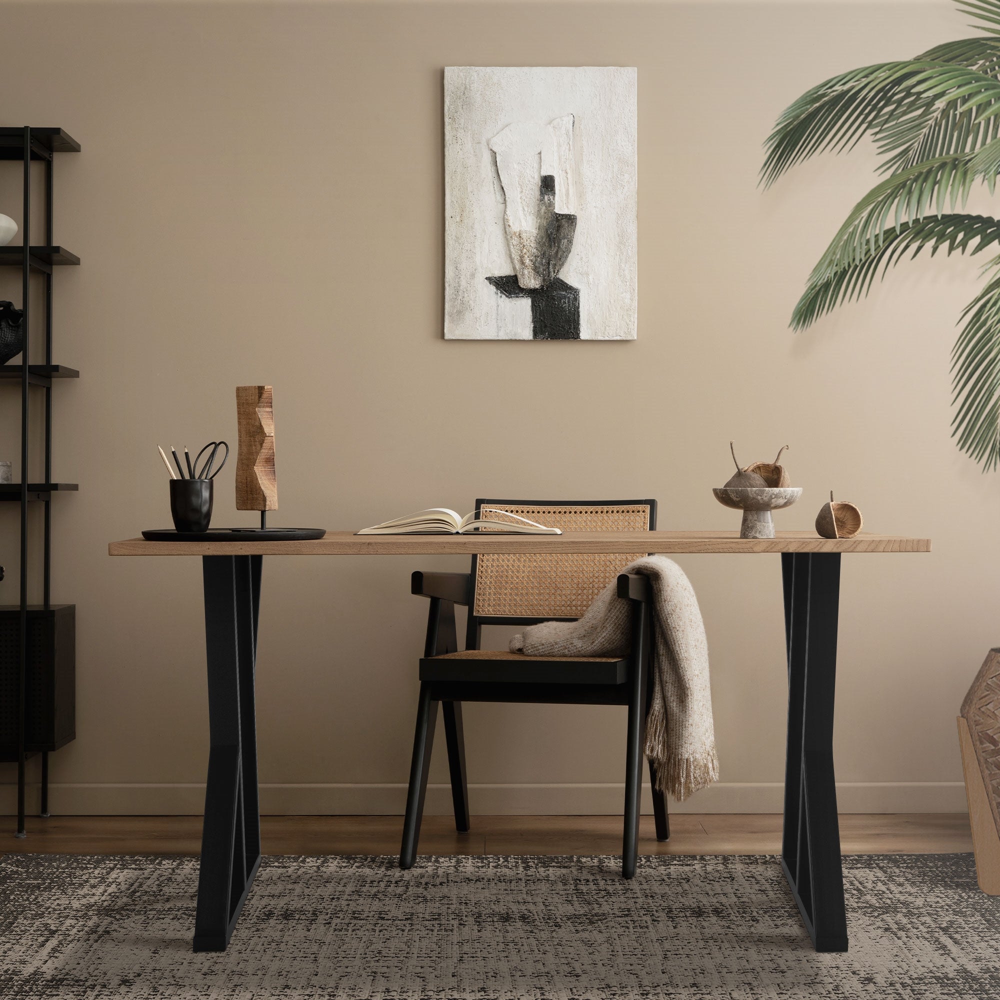 Une table moderne avec une chaise dans une pièce, décorée de plantes et d'art.